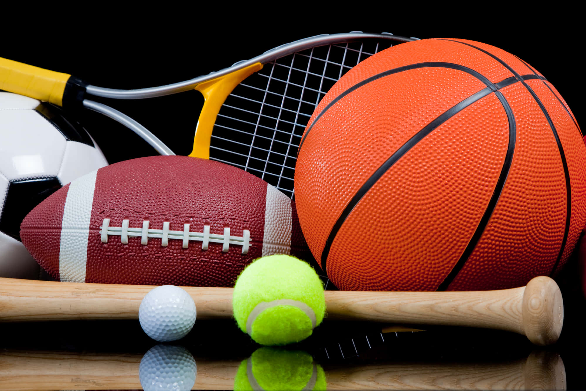 Best Sports 桌布 壁紙 — 一個充滿活力的運動裝備系列，包括籃球、網球拍、足球、棒球棒和高爾夫球，排列在黑色背景的反射表面上。