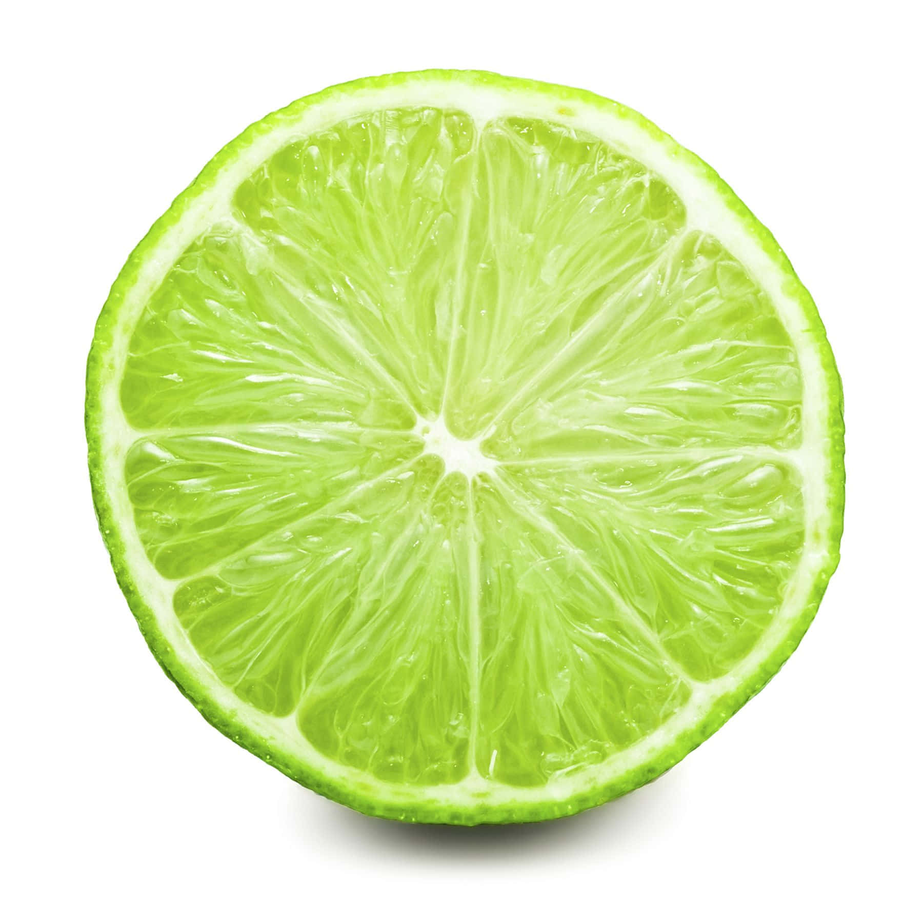 Lime 桌布 壁紙 — 一個充滿活力的青檸橫切面，在純白背景上展現出多汁的果瓣。