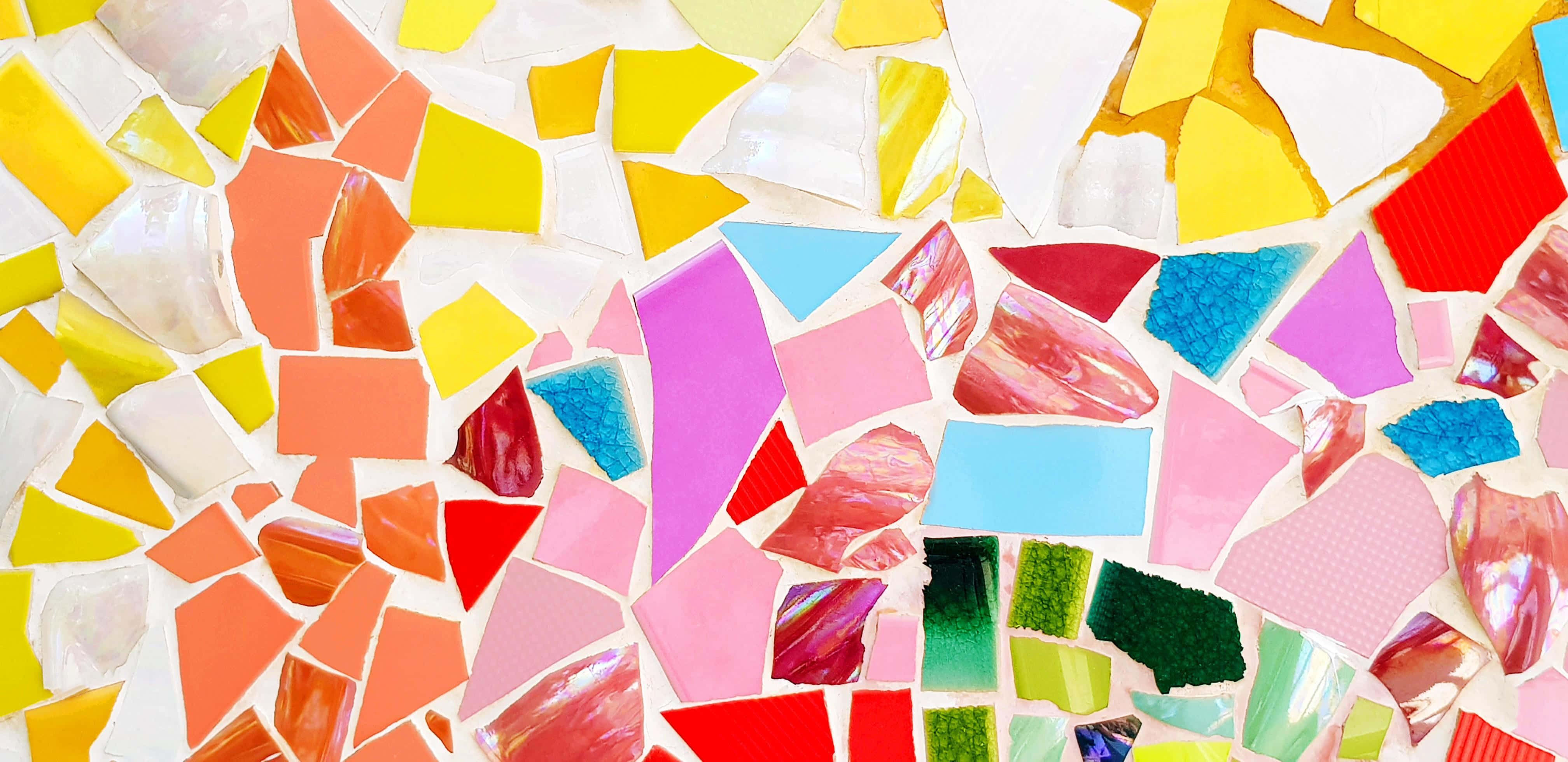 Tile 桌布 壁紙 — 一個充滿活力的馬賽克，由彩色玻璃碎片以幾何形狀排列在白色表面上。