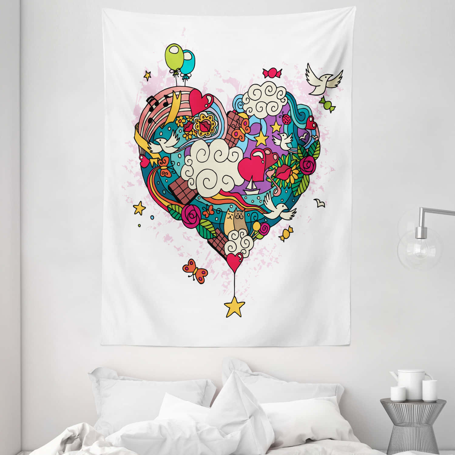 Heart Doodle 桌布 壁紙 — 一個充滿異想天開塗鴉嘅鮮豔彩色心形掛毯掛喺簡約房間嘅床上方。