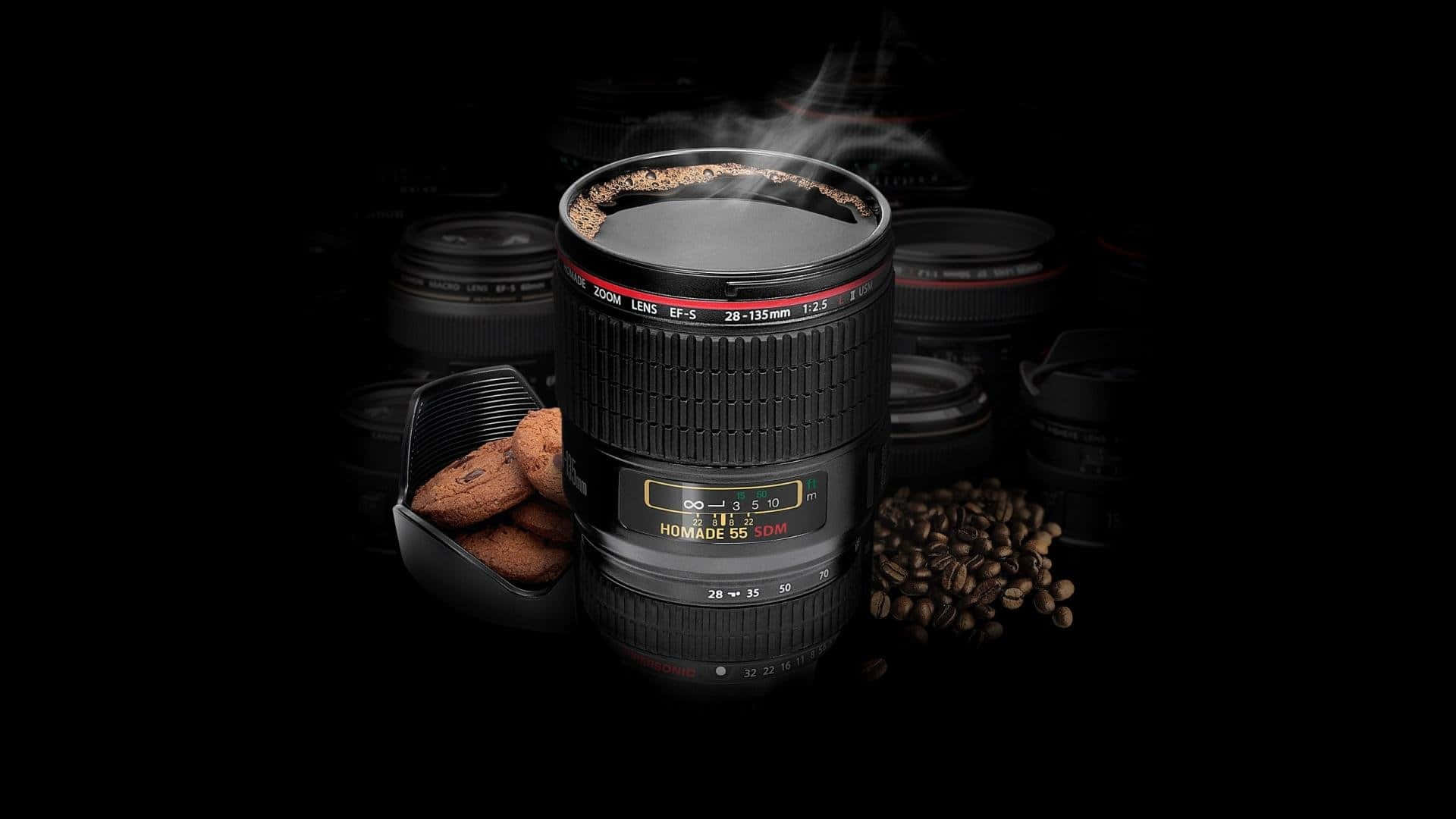 Black Coffee 桌布 壁紙 — 一個充滿蒸氣咖啡的相機鏡頭，被曲奇和咖啡豆包圍，背景為深色。