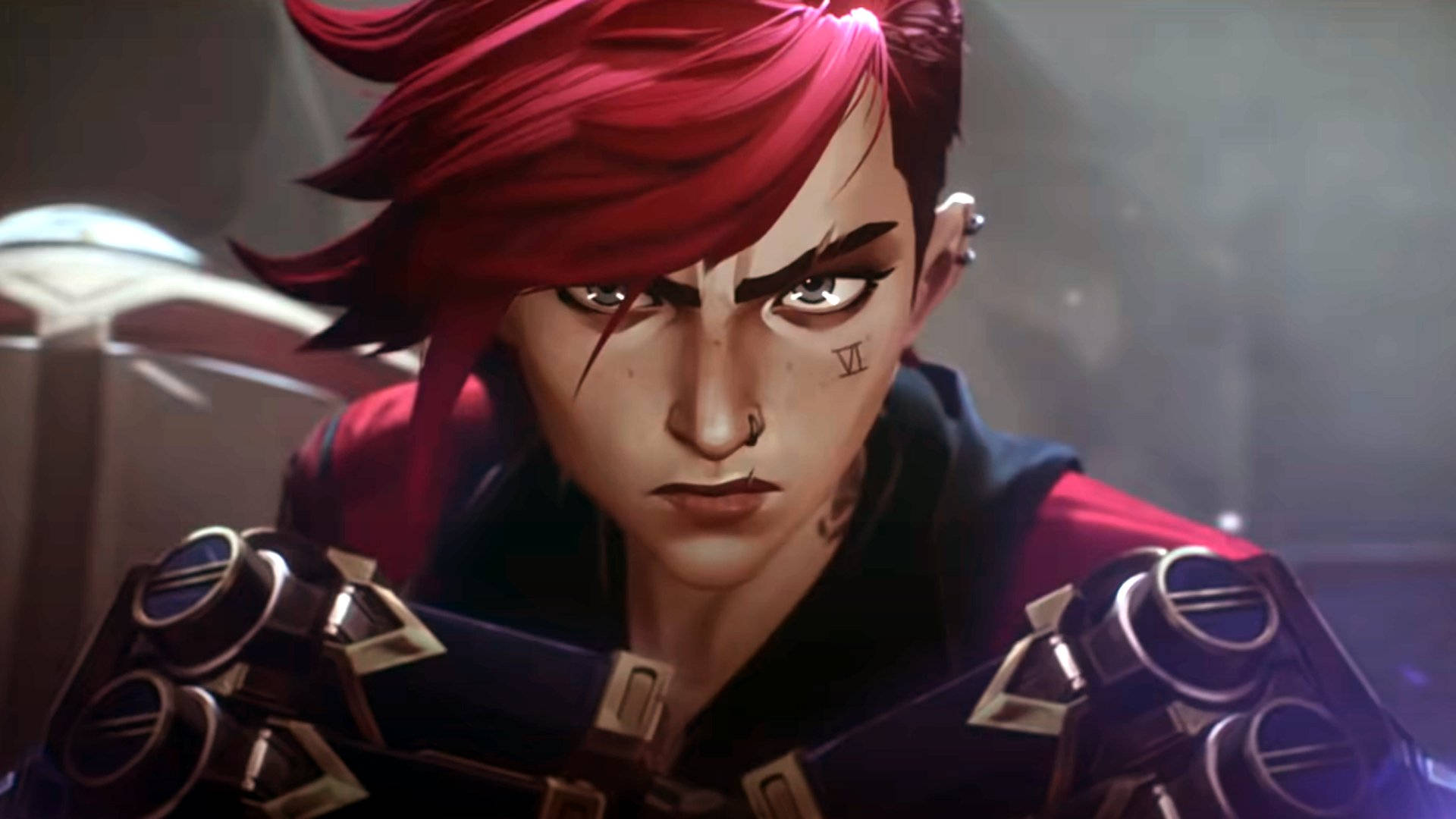 LOL Arcane Vi 壁紙 — 一個兇猛的動漫角色，擁有鮮豔的紅髮和機械裝甲，在昏暗的環境中強烈地凝視前方。