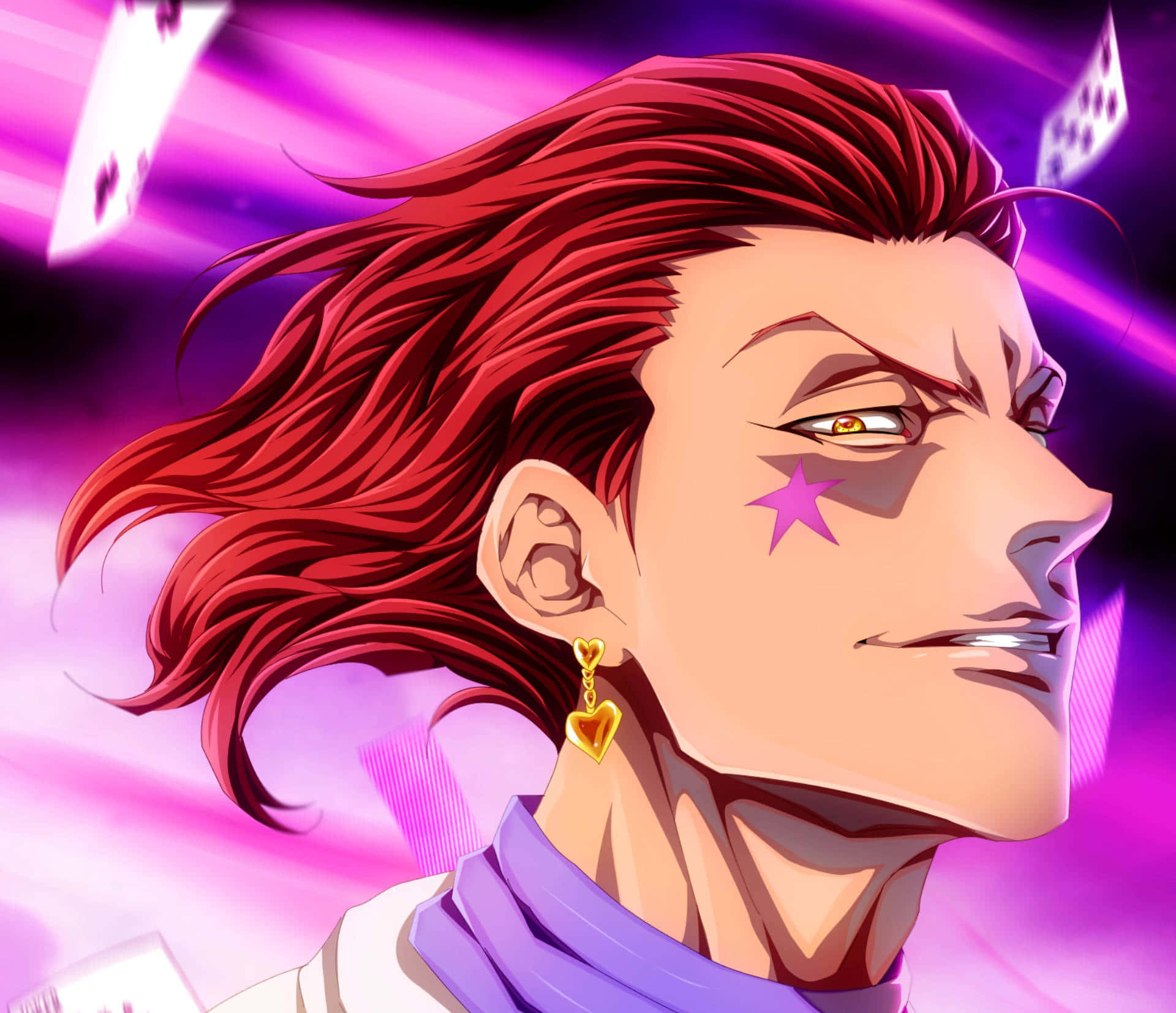 Hisoka Morow 桌布 壁紙 — 一個兇猛的動漫角色，紅髮和星星紋身，在充滿漂浮撲克牌的鮮豔紫色背景上冷笑。
