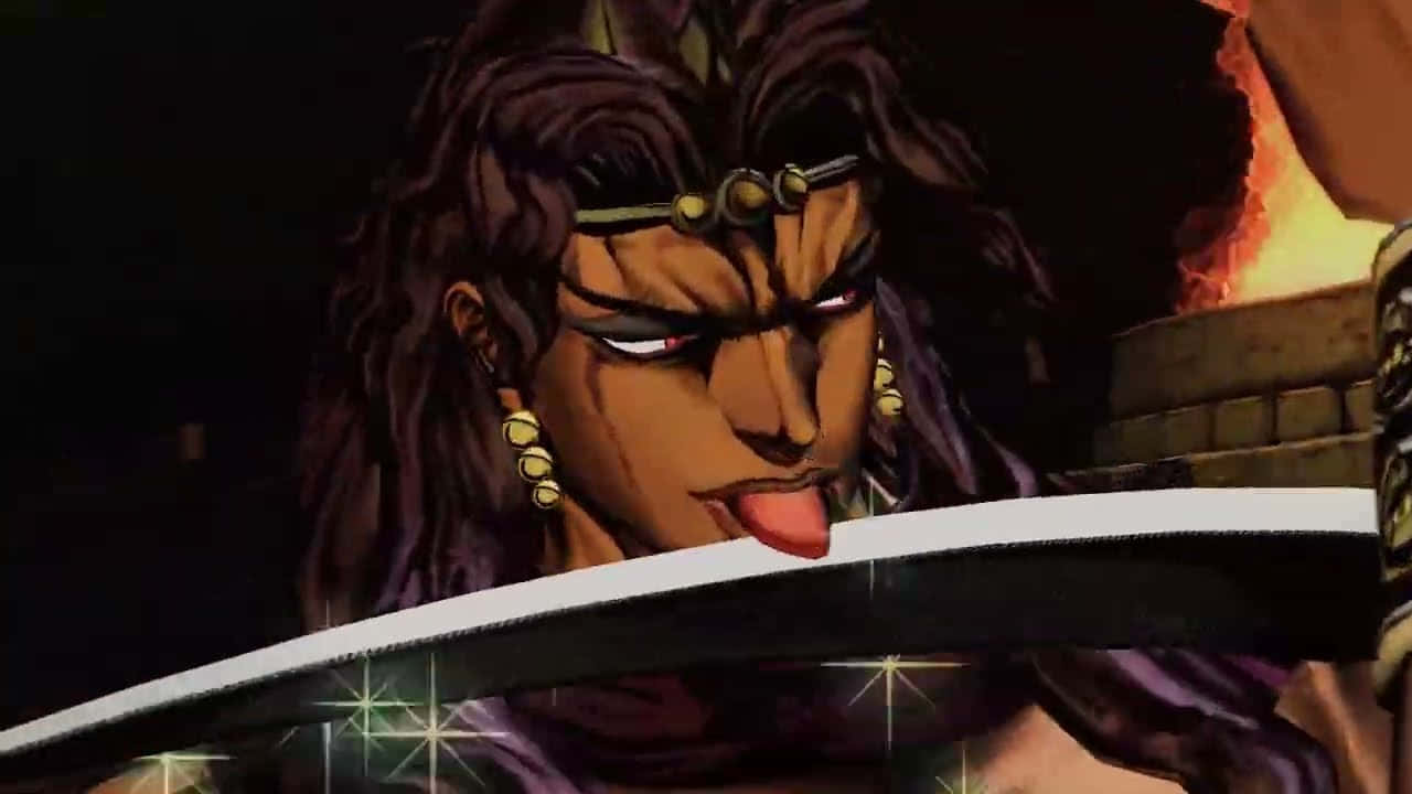 Jojo's Bizarre Adventure Kars 桌布 壁紙 — 一個兇猛的動漫角色，黑髮和金飾，在火熱的背景中伸出舌頭，手持發光的劍。