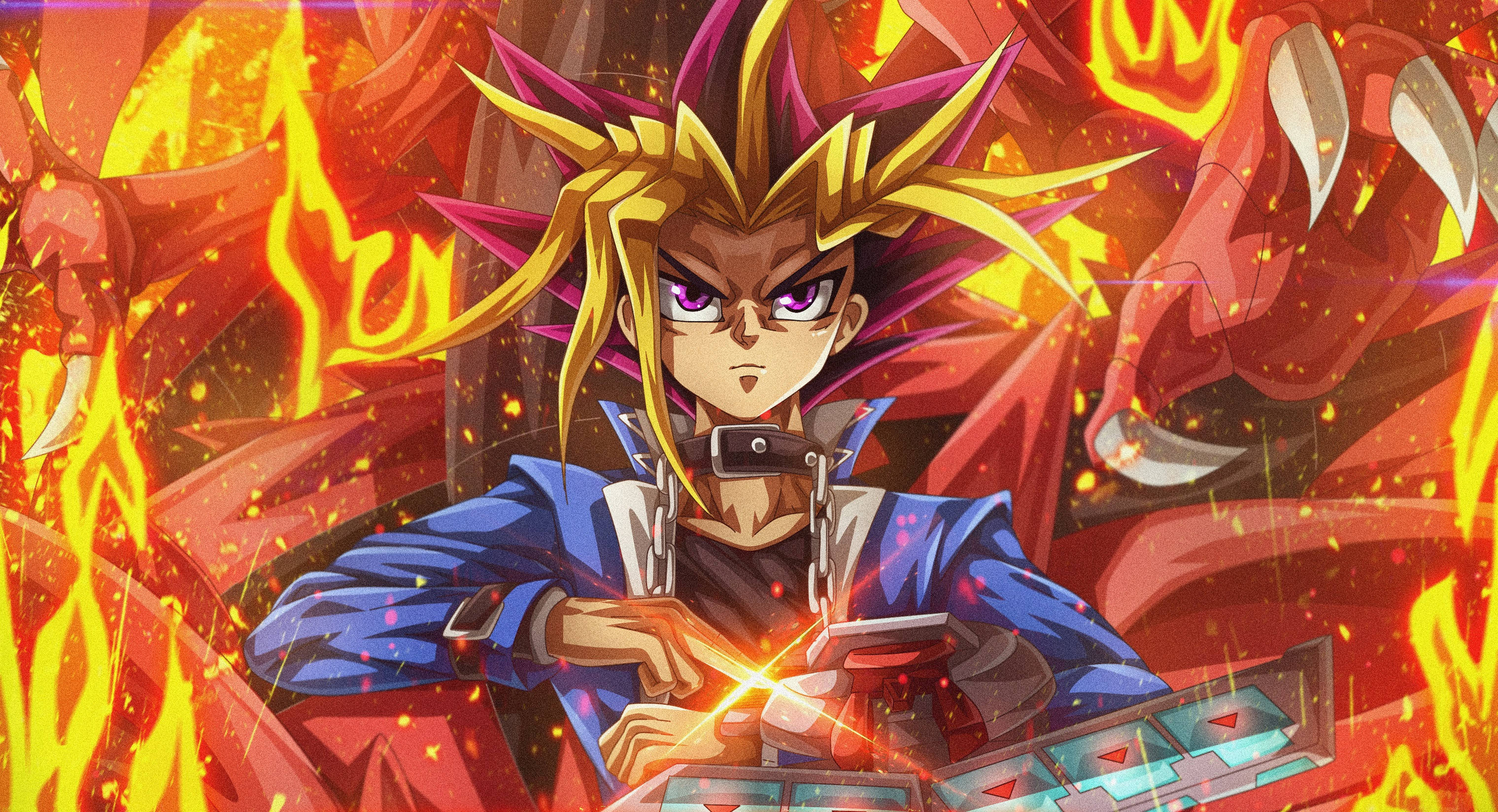 Yu Gi Oh 桌布 壁紙 — 一個兇猛的動畫男孩，有著尖刺金髮和紫色眼睛，在激烈的戰鬥場景中揮舞著發光的卡牌。