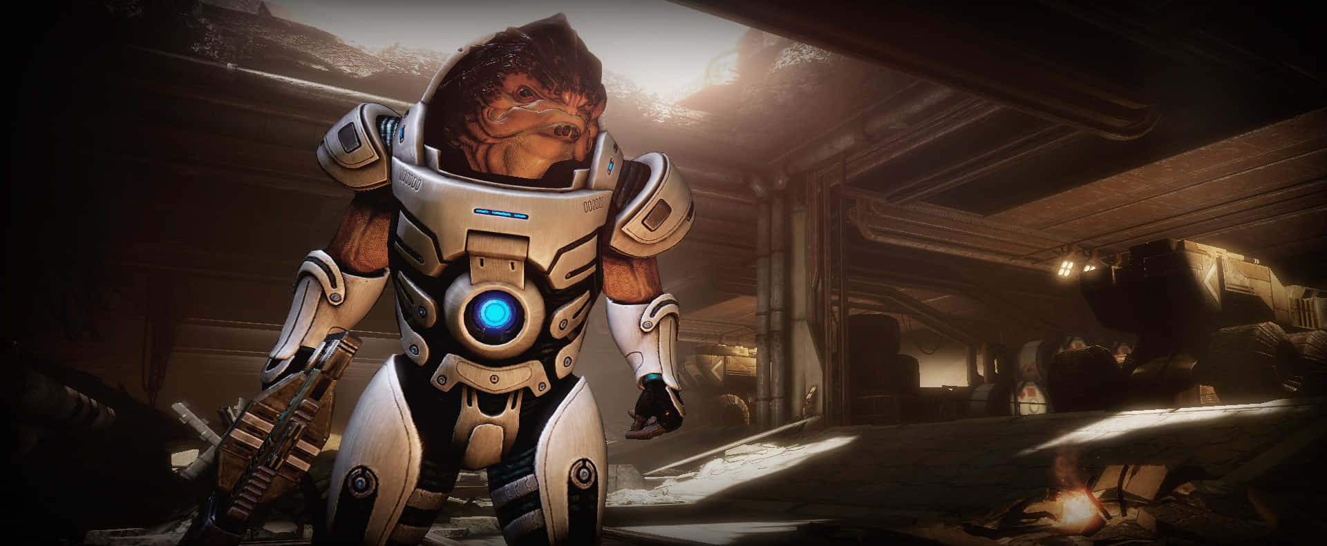 Mass Effect Grunt 桌布 壁紙 — 一個兇猛的外星戰士穿著精細的白色盔甲，站在光線昏暗的工業機庫中，手持武器。