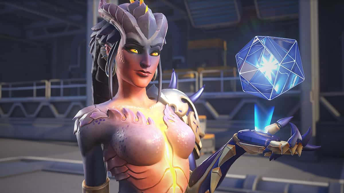 Overwatch Symmetra 桌布 壁紙 — 一個兇猛的奇幻戰士，擁有發光的黃色眼睛和紫色盔甲，在未來工業環境中手持發光的藍色水晶。