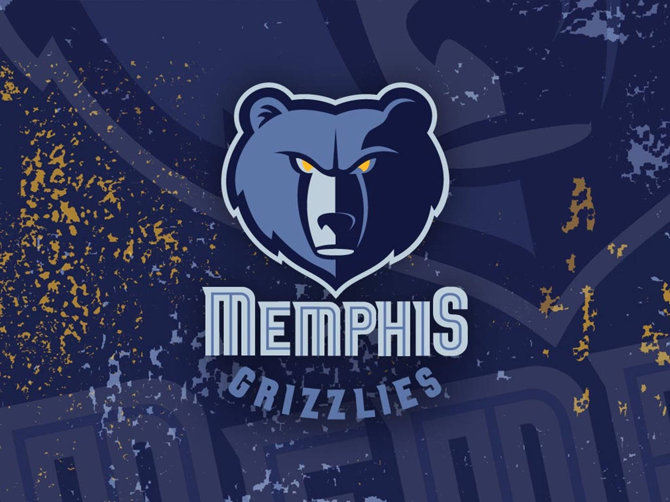 Memphis Grizzlies Logo 桌布 壁紙 — 一個兇猛的孟菲斯灰熊標誌，帶有發光的黃色眼睛，置於深藍色紋理背景上，並有金色潑濺效果。