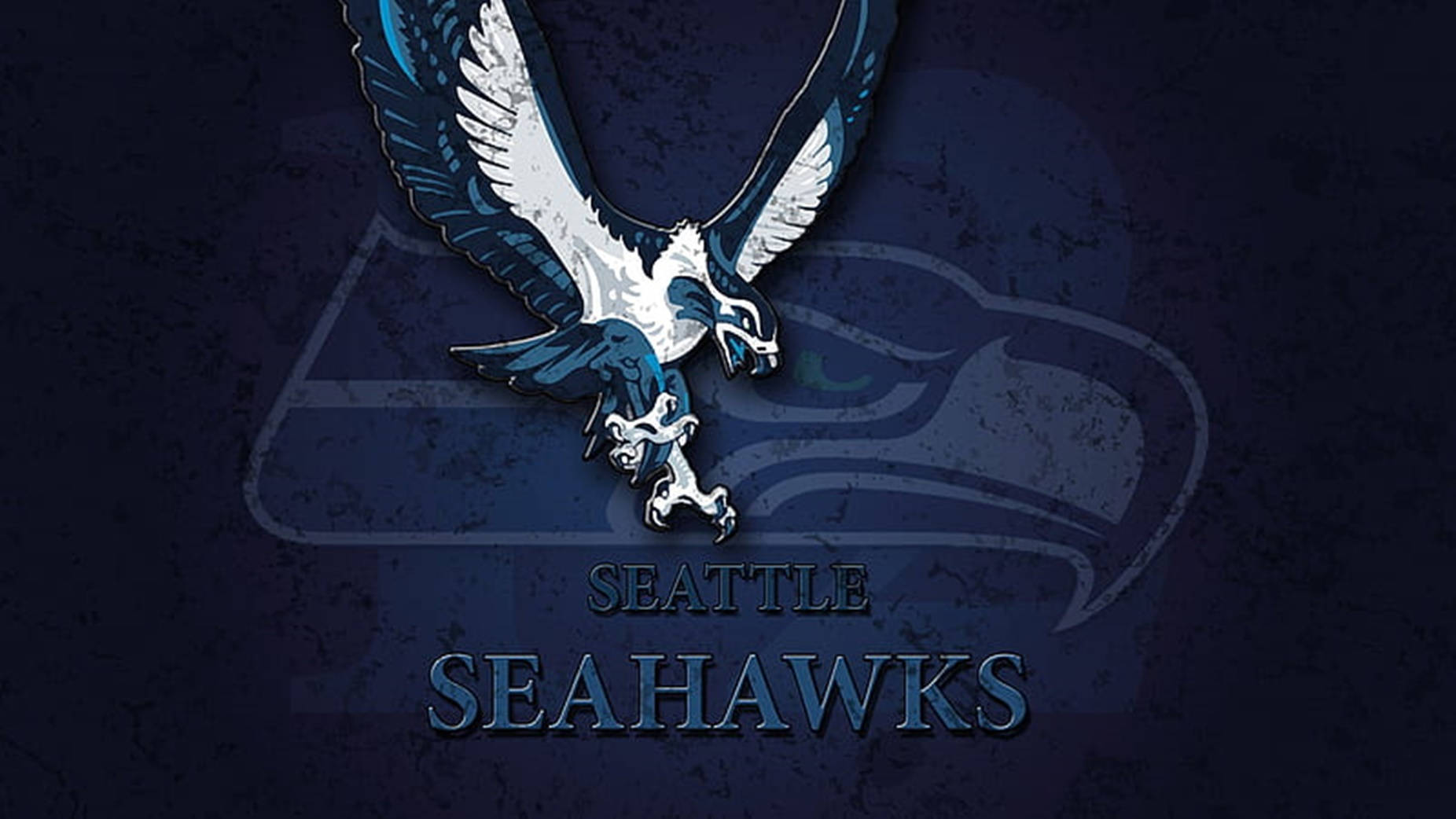 Seattle Seahawks 桌布 壁紙 — 一個兇猛的藍白相間海鷹標誌在帶有褪色球隊品牌的紋理深藍色背景上翱翔。