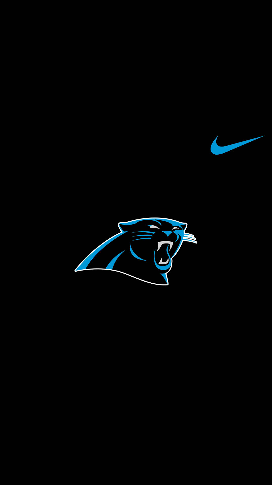 Carolina Panthers Nike iPhone Logo 壁紙 — 一個兇猛的藍色黑豹標誌在純黑色背景上咆哮，角落有一個細小的Nike剔號。