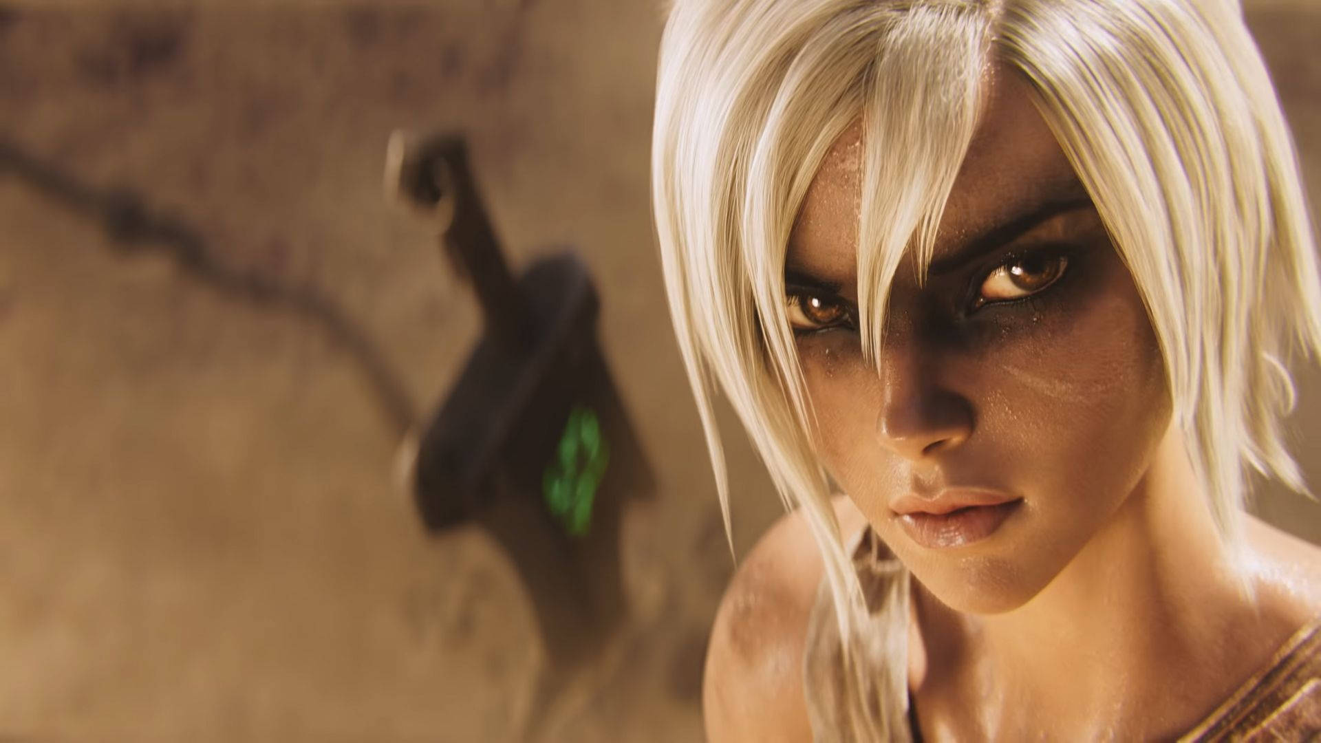 Riven LoL Wild Rift 壁紙 — 一個兇猛的金髮戰士，擁有發光的綠色眼睛，強烈地凝視著，而她身後的石牆上掛著一把發光的劍。