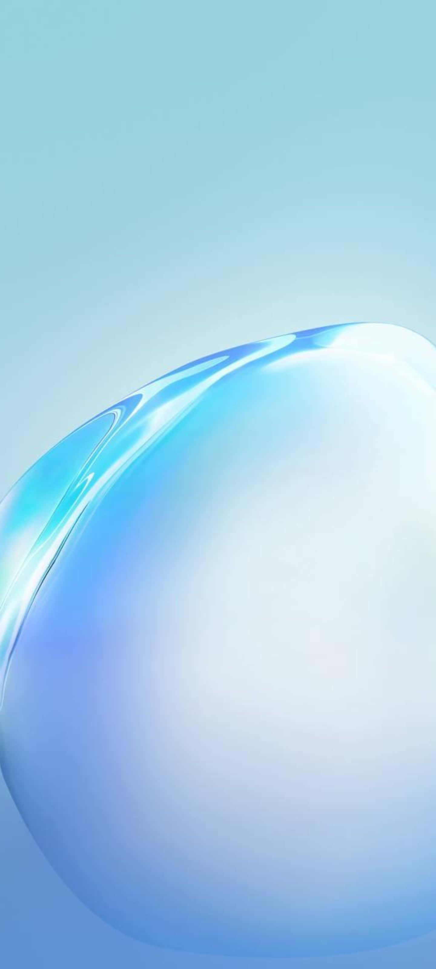 Samsung S20 桌布 壁紙 — 一個光滑半透明的藍色球體，在柔和的漸變天空背景下優雅地彎曲。