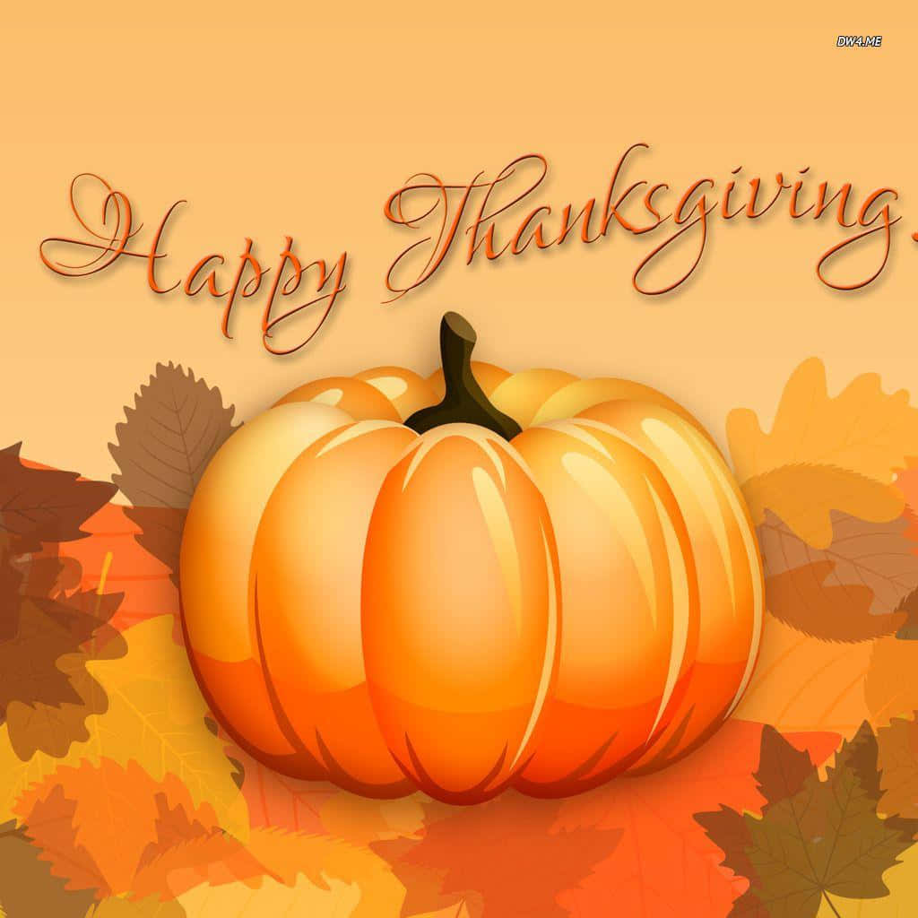 Happy Thanksgiving 桌布 壁紙 — 一個光澤的橙色南瓜，周圍環繞著秋葉，上方寫有「Happy Thanksgiving」。