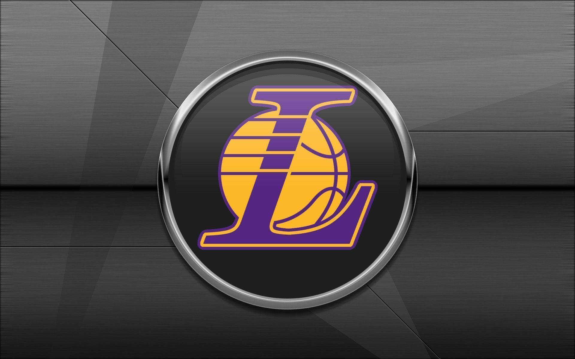 NBA 桌布 壁紙 — 一個光澤的紫色和金色湖人隊標誌，位於拉絲金屬背景上的鉻圓圈中心。