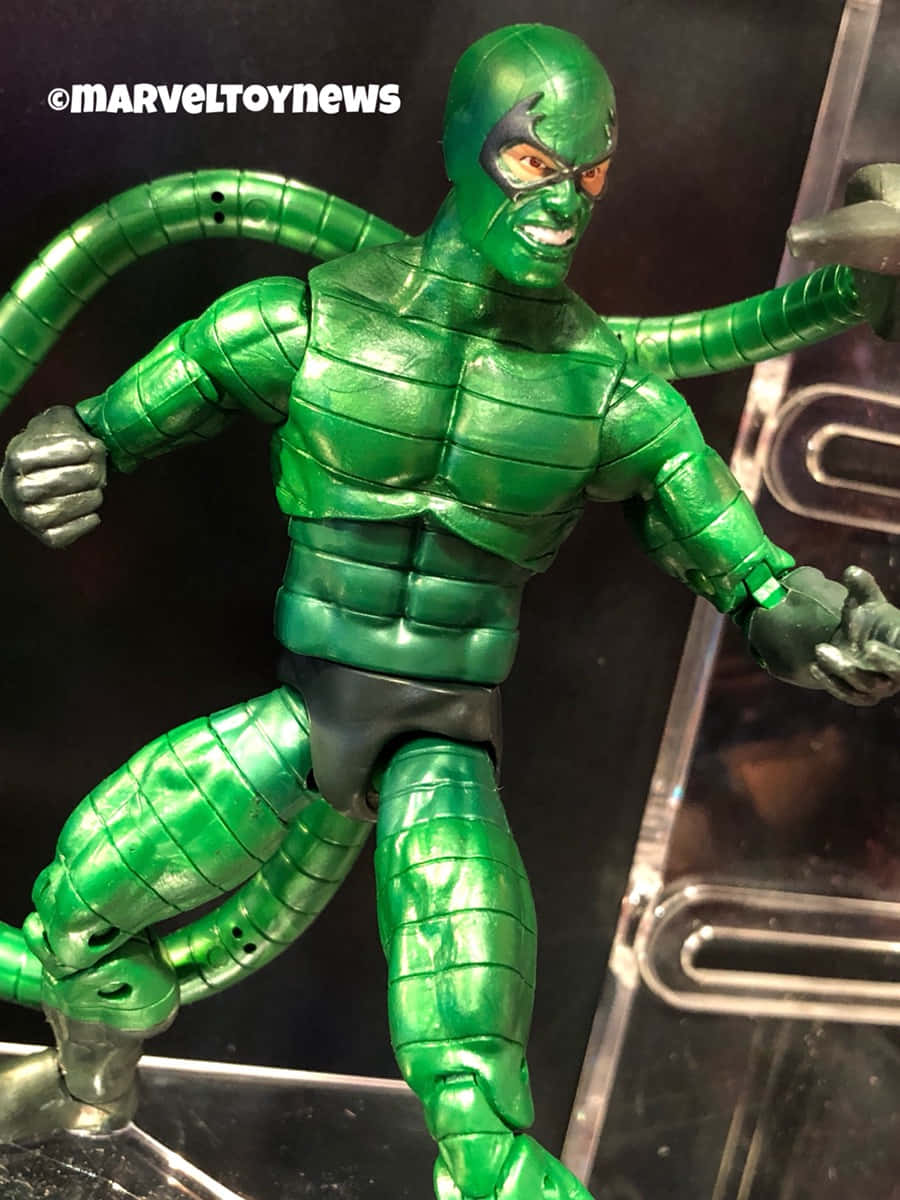 The Scorpion 桌布 壁紙 — 一個光澤綠色嘅八爪魚博士動作人偶，有關節肢體同機械觸手，喺深色背景前動態擺姿勢。