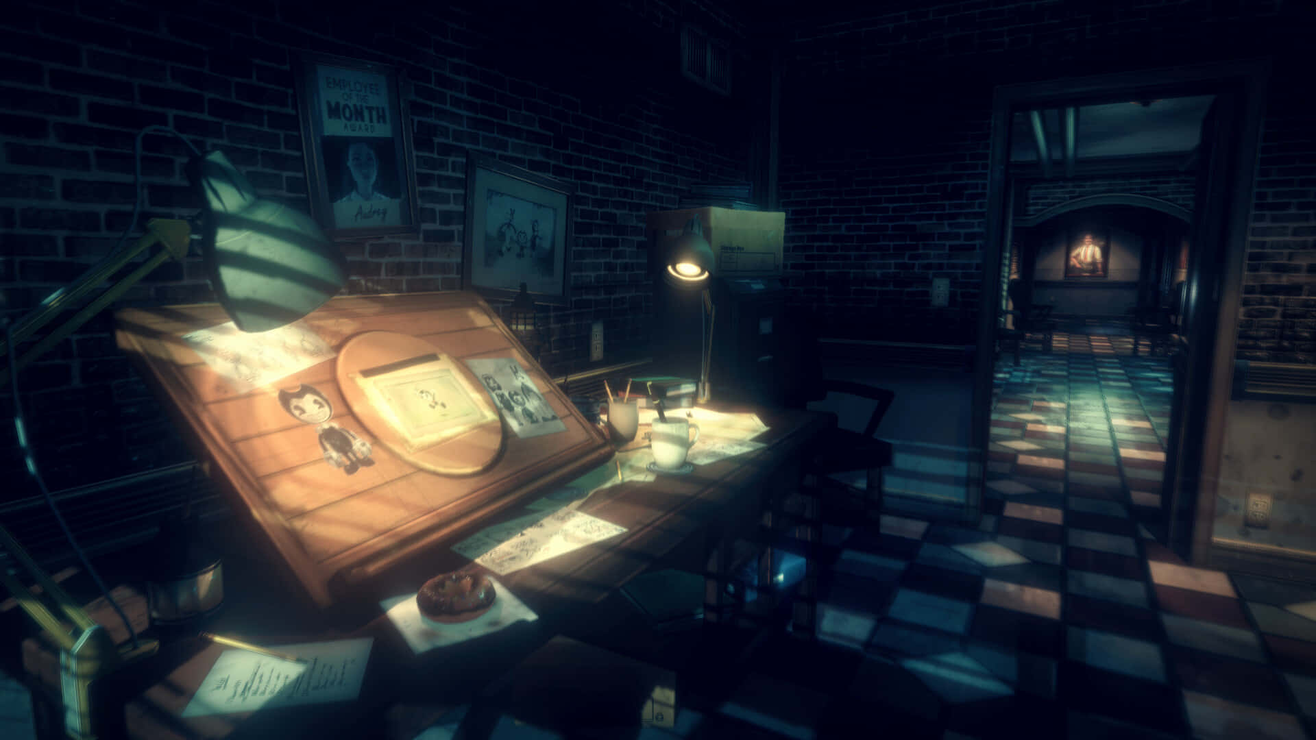 bendy and the ink machine 桌布 壁紙 — 一個光線昏暗的磚牆房間，有一張雜亂的繪圖桌，燈泡將溫暖的光線投射在草圖上，棋盤格地板通向走廊。
