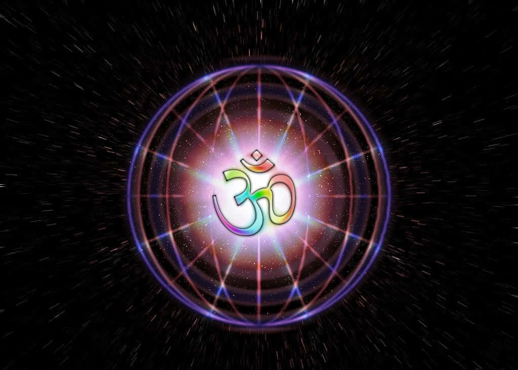OM 桌布 壁紙 — 一個光芒四射的多色 Om 符號在星場背景下，於發光的宇宙球體中心脈動。