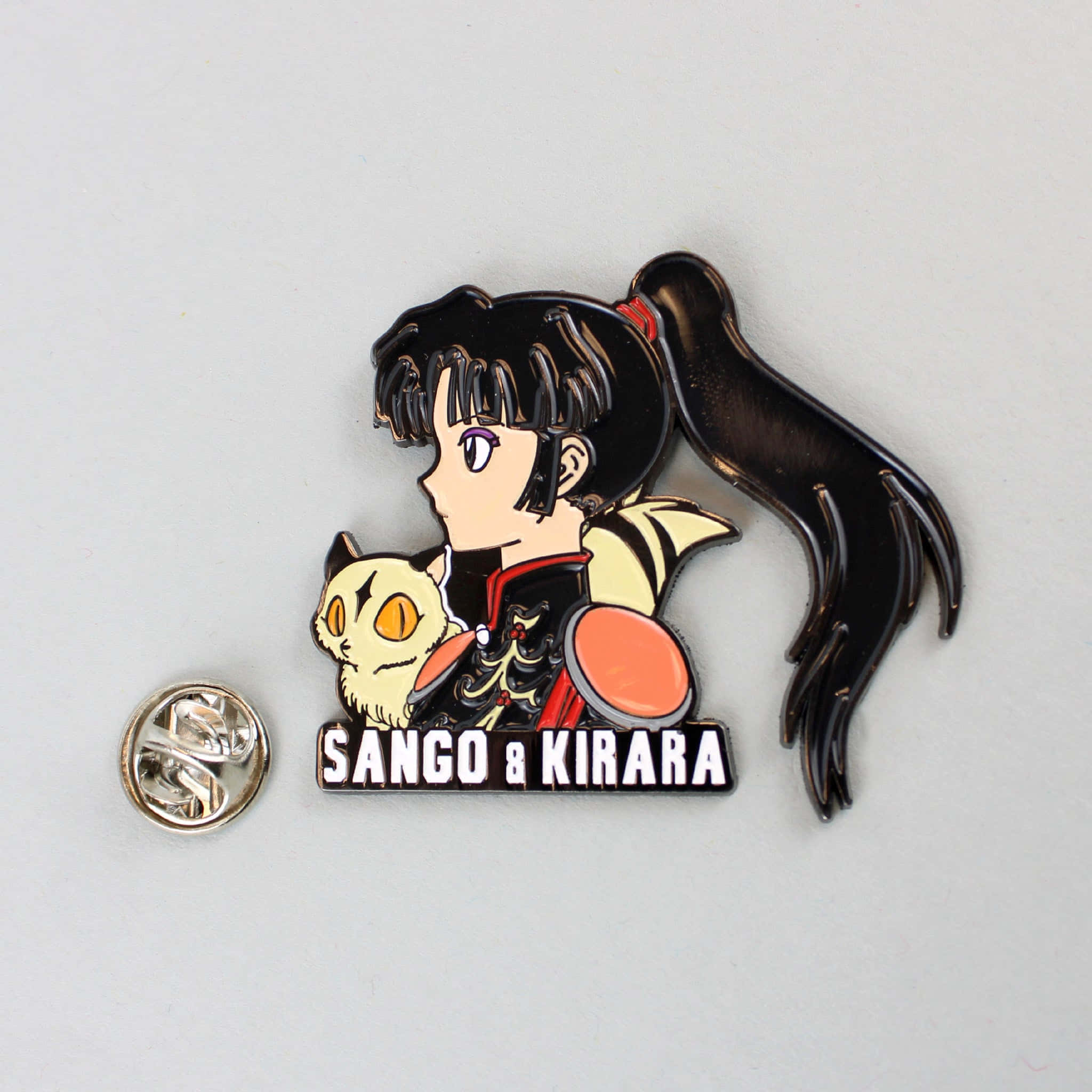 Inuyasha Nekomata 桌布 壁紙 — 一個光面動畫徽章，上面有珊瑚抱著她的貓雲母，背景為純白色。