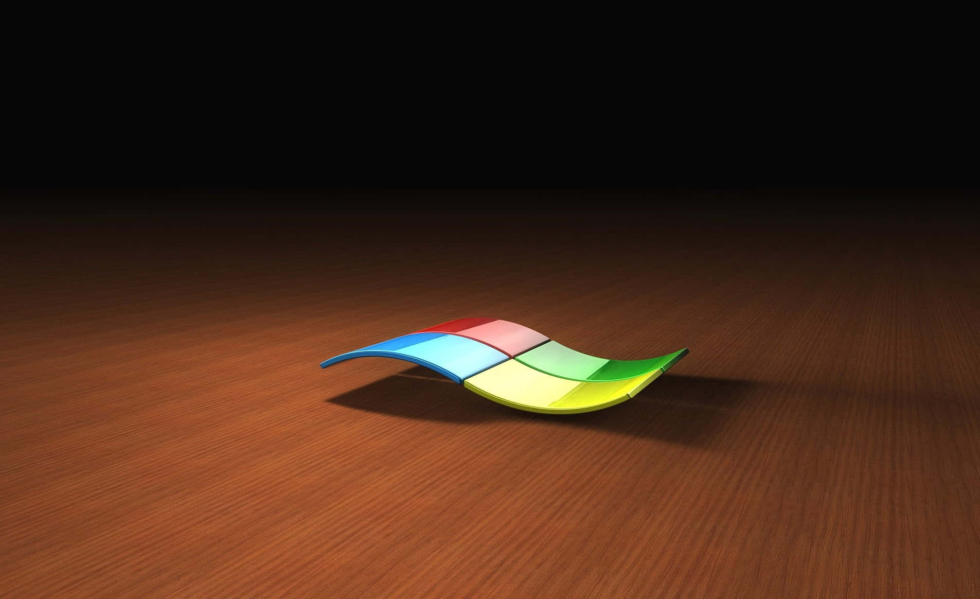 Windows 8 桌布 壁紙 — 一個光面嘅Windows標誌放在拋光木地板上，喺黑色背景嘅戲劇性聚光燈下。