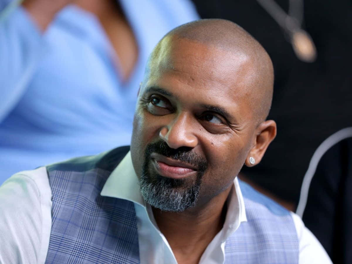 Mike Epps 桌布 壁紙 — 一個光頭、留山羊鬍、戴耳環的男人微笑著望向別處的特寫照片。
