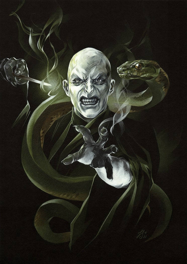 voldemort 桌布 壁紙 — 一個光頭、眼神發光、身上纏著蛇的威脅性人物，手持魔杖，在黑暗煙霧背景中用骷髏手做手勢。