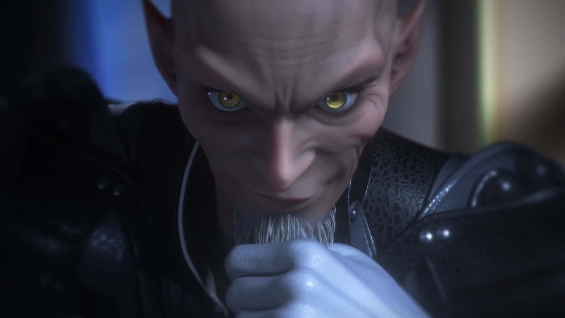 Kingdom Hearts Xehanort 桌布 壁紙 — 一個光頭、黃眼發光、白鬍子的邪惡精靈在昏暗燈光下露出陰險的笑容，身體前傾。