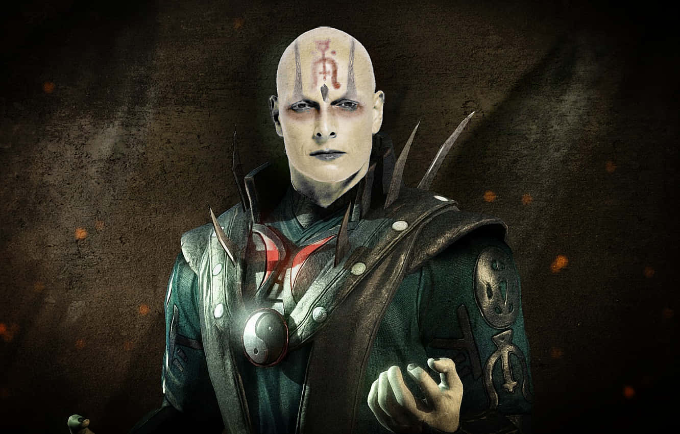 Mortal Kombat Quan Chi 桌布 壁紙 — 一個光頭戰士帶有紅色標記和尖刺盔甲，站在黑暗粗糙的環境中，周圍漂浮著發光的餘燼。