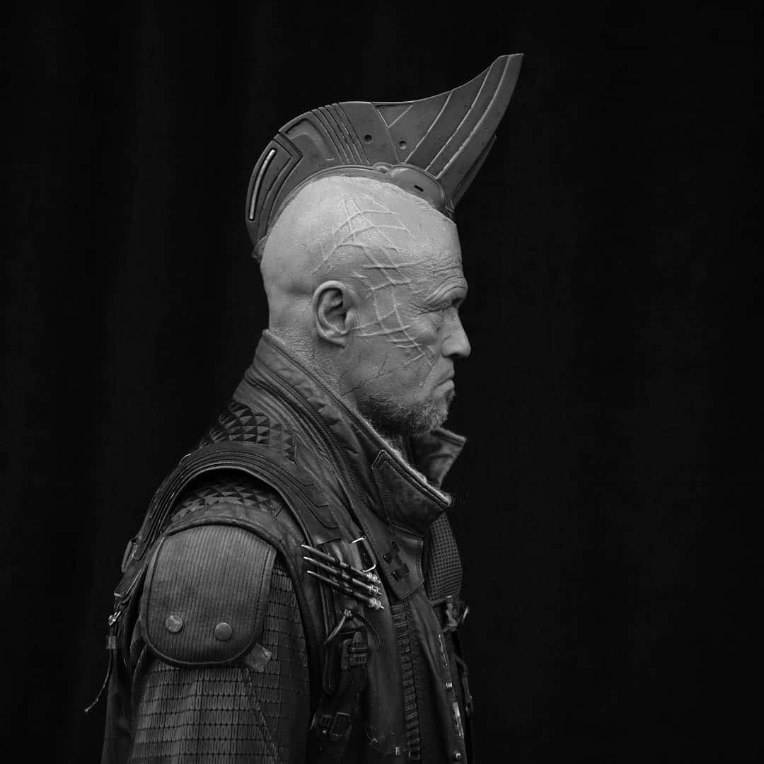 Yondu 桌布 壁紙 — 一個光頭戰士的粗獷黑白肖像，側面戴著尖刺頭盔，臉上佈滿裂紋紋身。