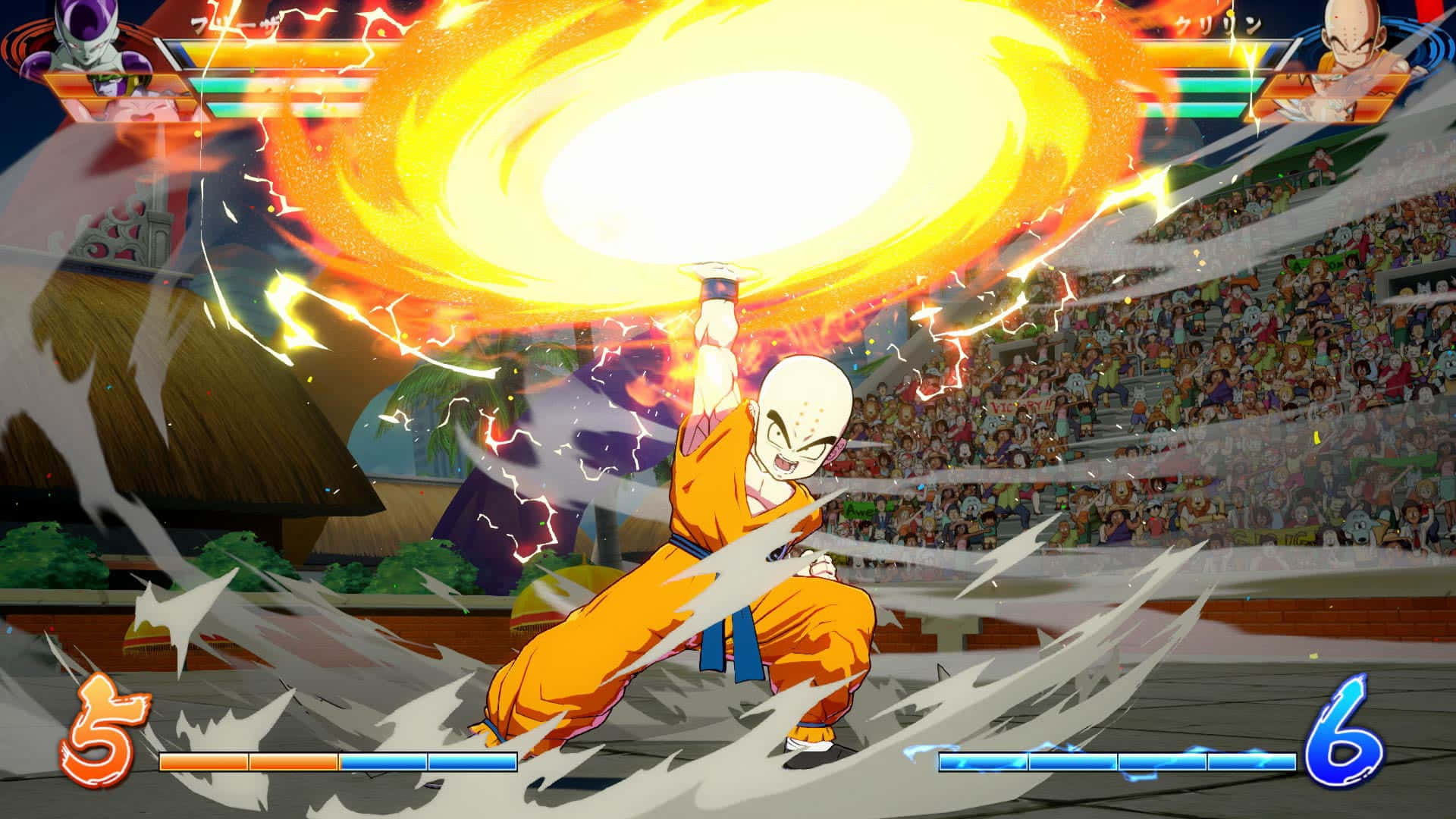 Dragon Ball Z Games 桌布 壁紙 — 一個光頭戰士穿著橙色道服，在擠滿觀眾的競技場中，於一場高風險的動畫戰鬥中釋放出巨大的火焰能量衝擊波。