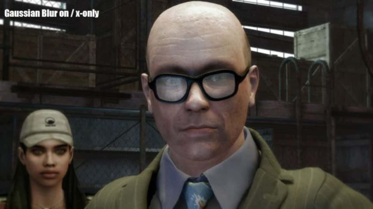 Half-life Characters 桌布 壁紙 — 一個光頭戴眼鏡穿西裝的男人在一個粗糙的工業環境中強烈地凝視，身後有一個戴帽子的女人。