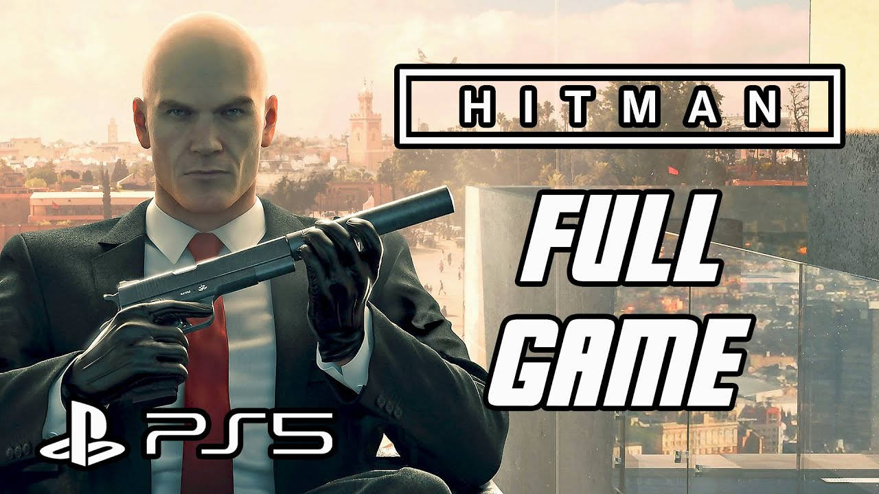 Hitman角色穿著西裝，手持消音手槍，背景為城市景觀和PS5遊戲標誌。