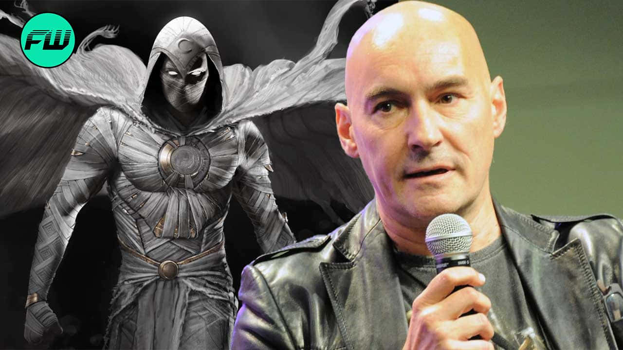 Grant Morrison 桌布 壁紙 — 一個光頭男子穿著皮褸，在一個灰階插圖的翼面蒙面超級英雄旁邊對著咪高峰說話。