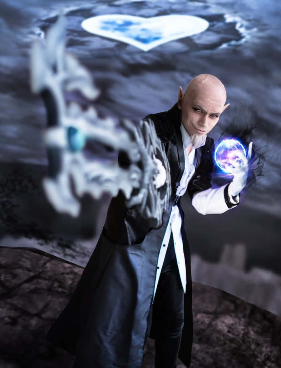 Kingdom Hearts Xehanort 桌布 壁紙 — 一個光頭精靈般的男人穿著黑色外套，揮舞著發光的鍵刃，手持閃爍的藍色球體，背景是暴風雨的天空，上方有心形光芒。