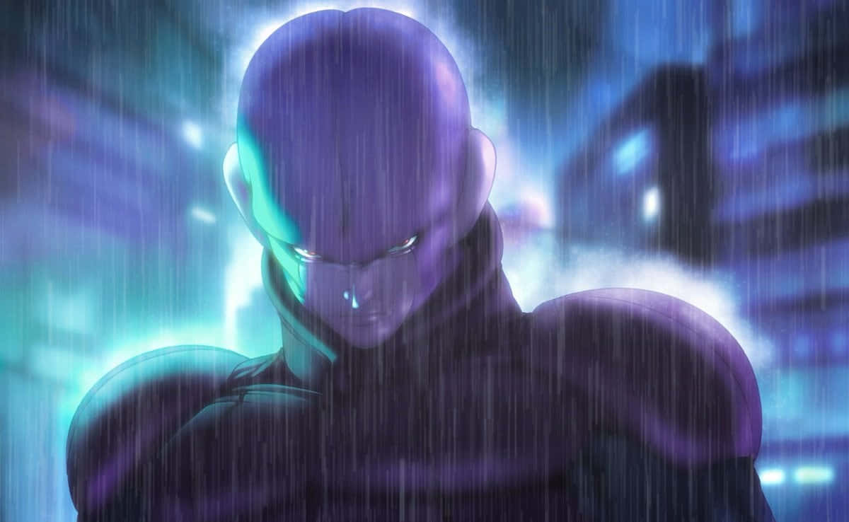 Dragon Ball Super Universe 6 桌布 壁紙 — 一個光頭紫色皮膚的動漫角色在閃爍的藍色城市燈光下，莊嚴地站在大雨中。