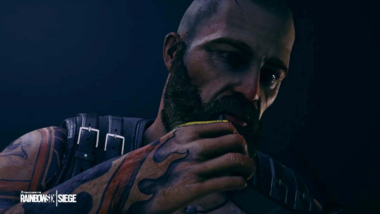 Rainbow Six Siege Bandit 桌布 壁紙 — 一個光頭鬍鬚男，身上有紋身，在昏暗的藍色燈光下從杯子裡啜飲。