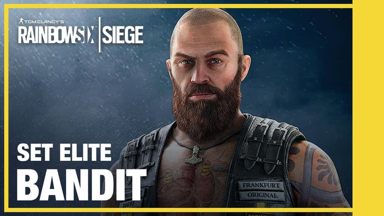 Rainbow Six Siege Bandit 桌布 壁紙 — 一個光頭鬍鬚男，身上有紋身，穿著印有Frankfurt Original字樣的戰術背心，背景是黑暗下雨的環境。