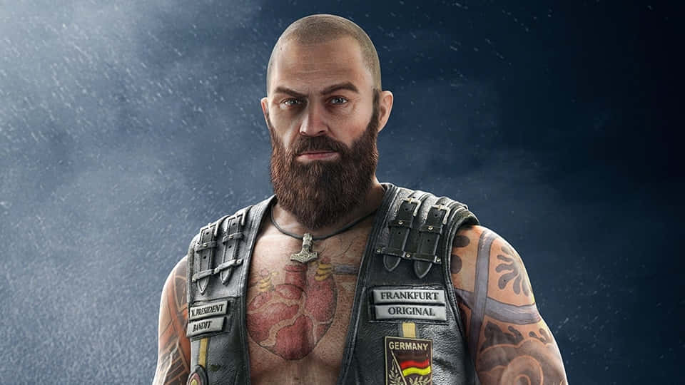 Rainbow Six Siege Bandit 桌布 壁紙 — 一個光頭鬍鬚男，身上有紋身，穿著帶有補丁的皮背心，在雨中，背景是黑暗的暴風雨天空。