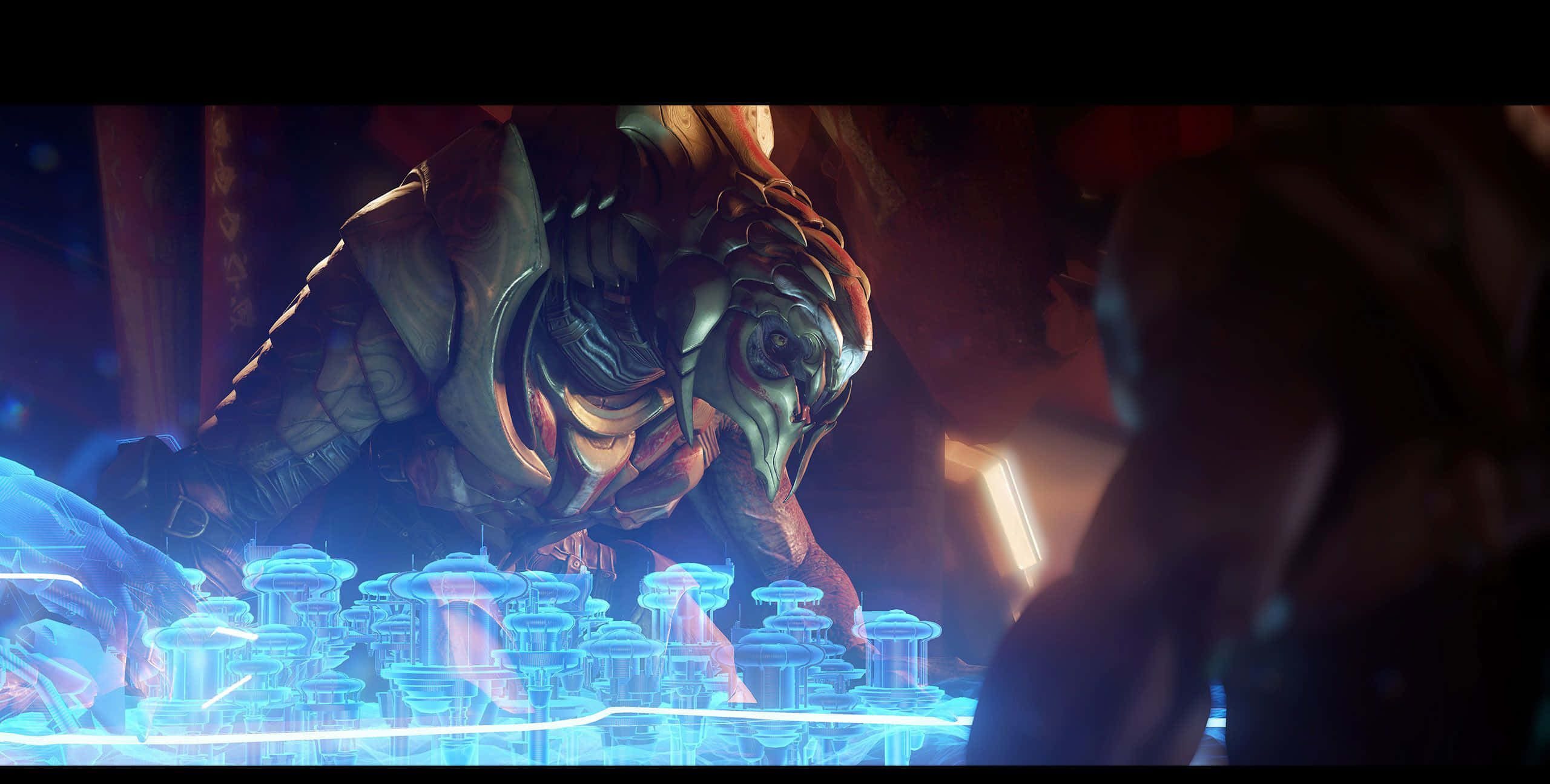 Halo Arbiter 桌布 壁紙 — 一個具威脅性、裝甲的外星生物在昏暗的未來風格房間中，俯視著發光的藍色試管。