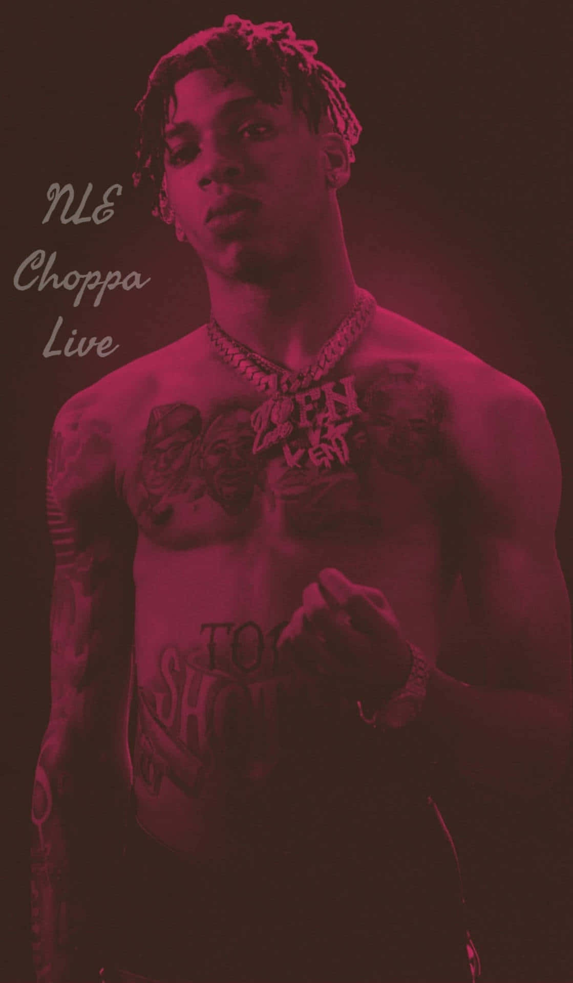 NLE Choppa 桌布 壁紙 — 一個冇著衫、留住辮子頭同有紋身嘅男人，喺深紅色單色光芒下強烈咁凝視。