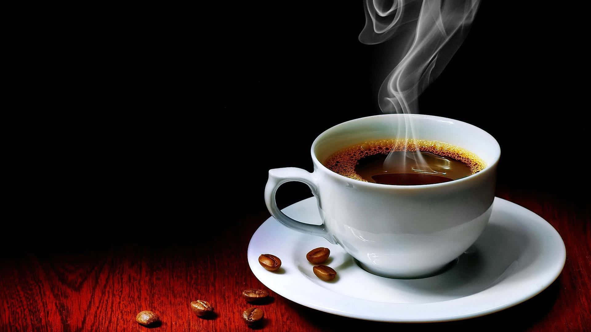 Black Coffee 桌布 壁紙 — 一個冒著蒸氣的白色咖啡杯放在碟子上，置於豐富的紅色木質表面上，散落著咖啡豆，背景為黑色。