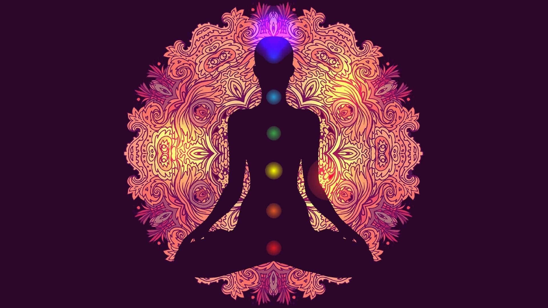 chakra 桌布 壁紙 — 一個冥想人物的剪影，帶有發光的脈輪，被溫暖色調中複雜的曼陀羅圖案包圍。