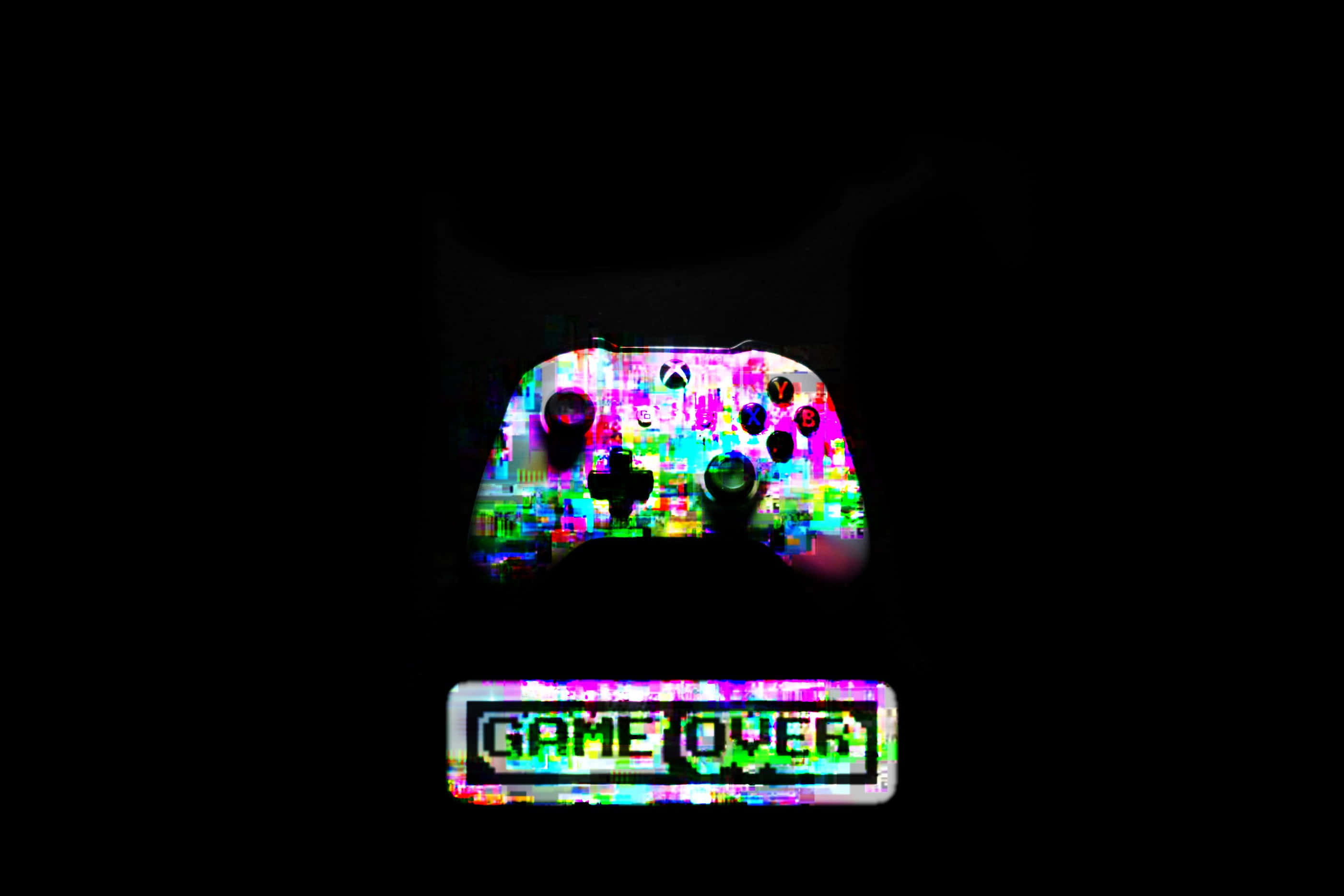 Dark Game Over 桌布 壁紙 — 一個出現故障的遊戲控制器和「GAME OVER」標誌在黑色虛空中散發出充滿活力的數位靜電光芒。