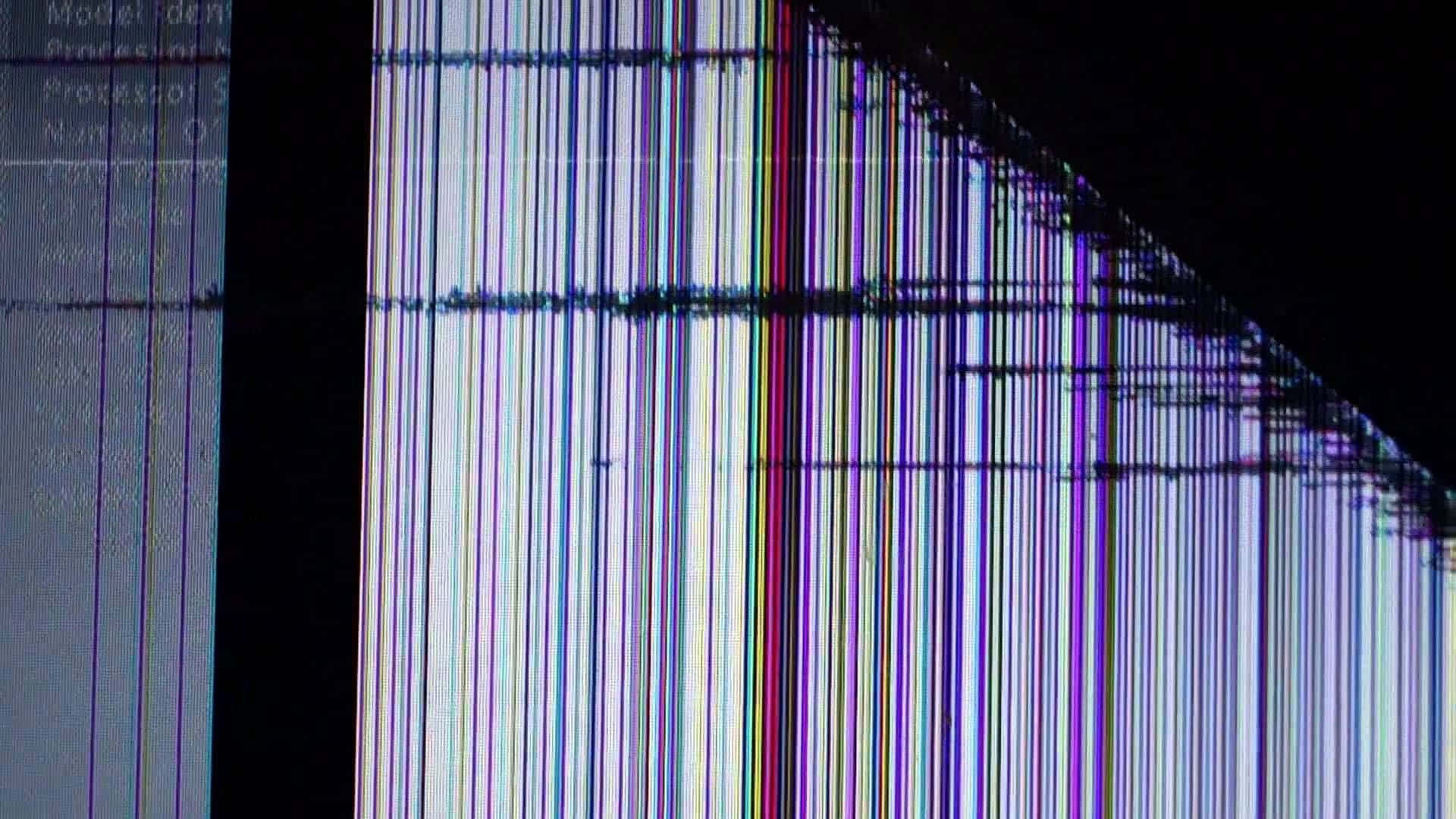 Lcd 桌布 壁紙 — 一個出現故障的電腦屏幕在深色背景上顯示垂直彩虹色掃描線和模糊文字。