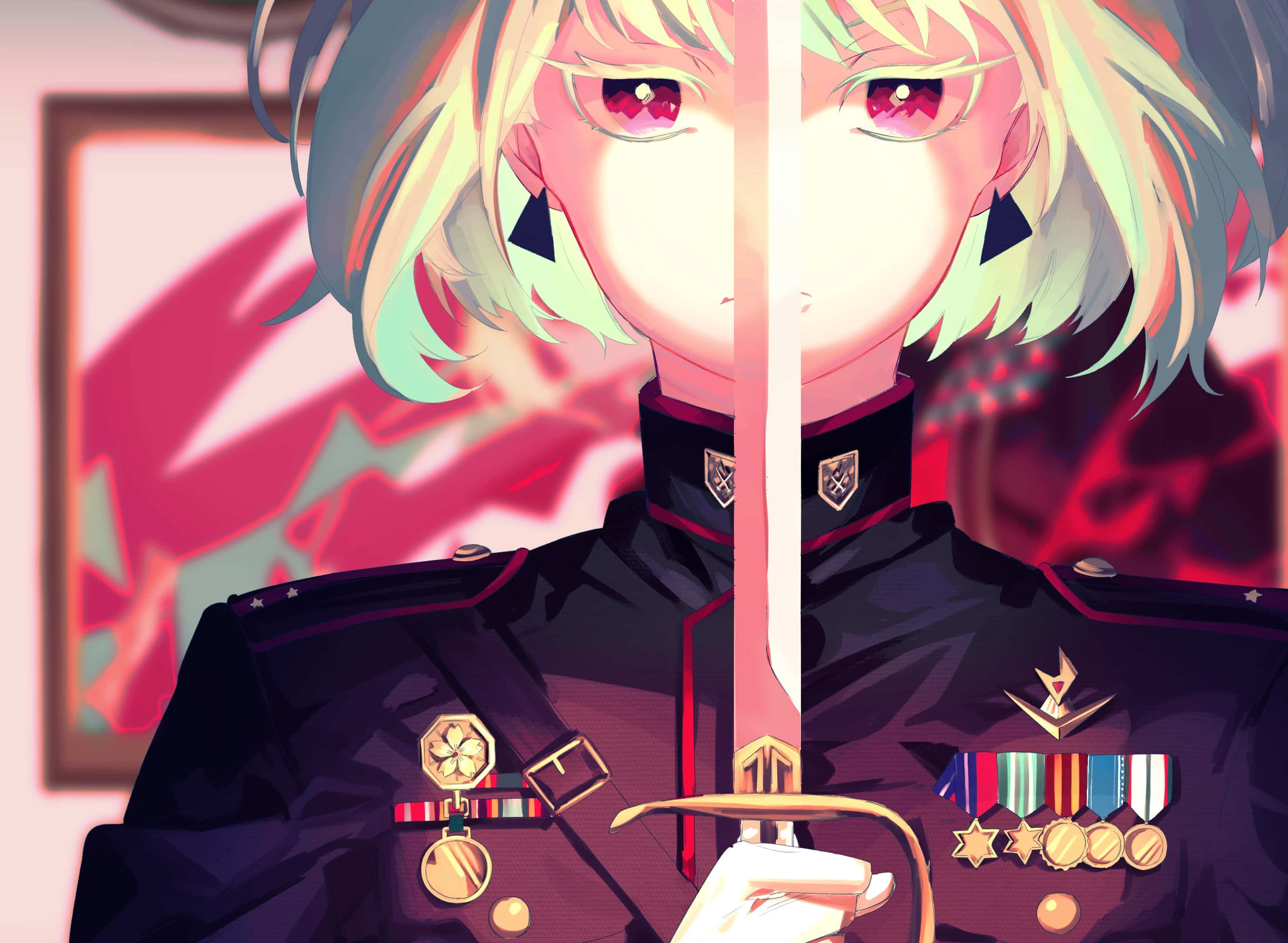 Promare 桌布 壁紙 — 一個分裂面孔的動漫士兵，擁有發光的紅色眼睛，垂直握劍，穿著裝飾華麗的制服，背景是火熱的抽象圖案。