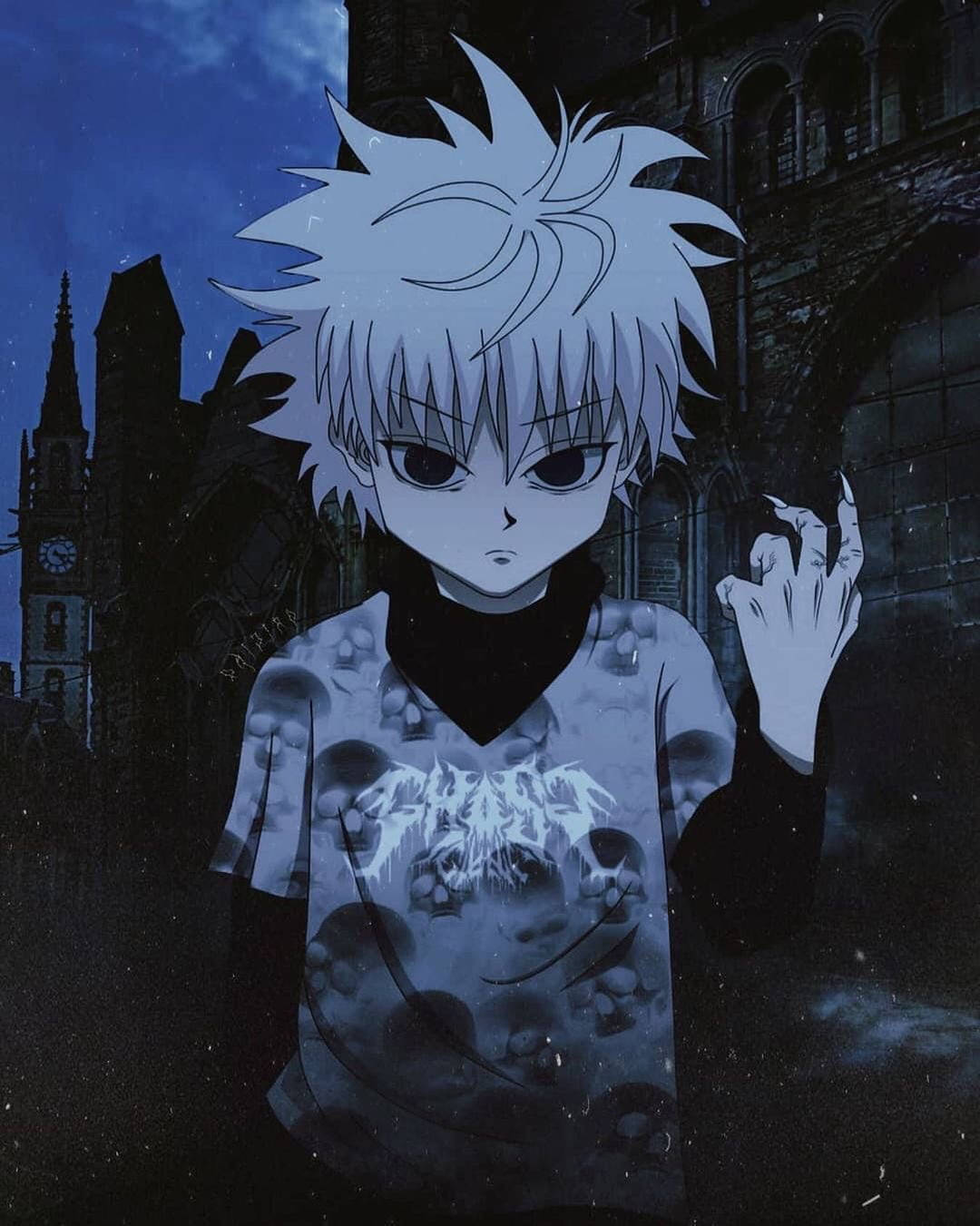  壁紙 — 一個刺蝟頭動漫男孩穿著圖案T恤，站在星空下黑暗哥德式城市景觀中。
