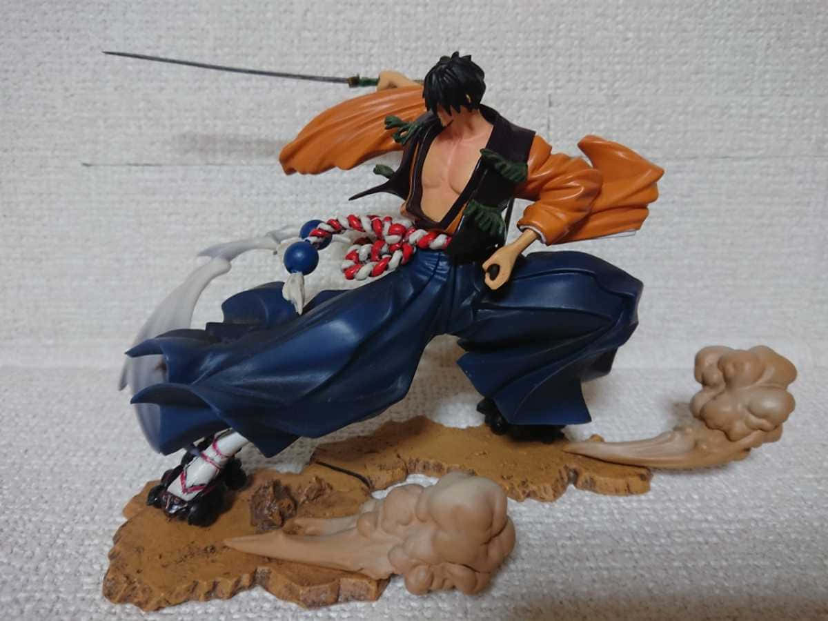 Rai-dei The Blade 桌布 壁紙 — 一個劍士的動漫人偶，以動態姿勢呈現，身穿飄逸的橙色和藍色長袍，背景為帶紋理的白色。