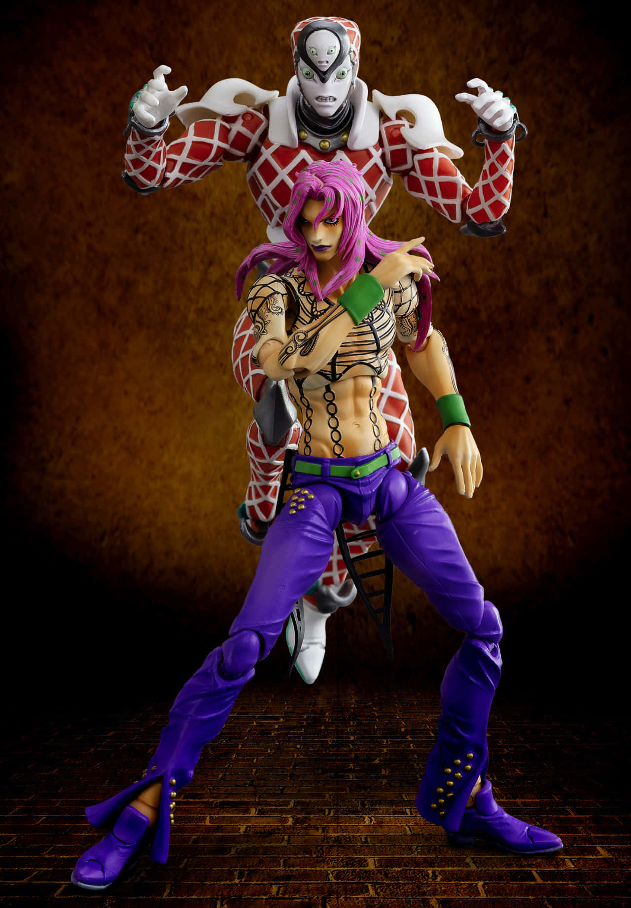 Jojo King Crimson 桌布 壁紙 — 一個動態動漫人偶，粉紅色頭髮角色穿著紫色褲子，身後有一個紅白圖案鬼魂般的身影，背景是深棕色紋理背景。