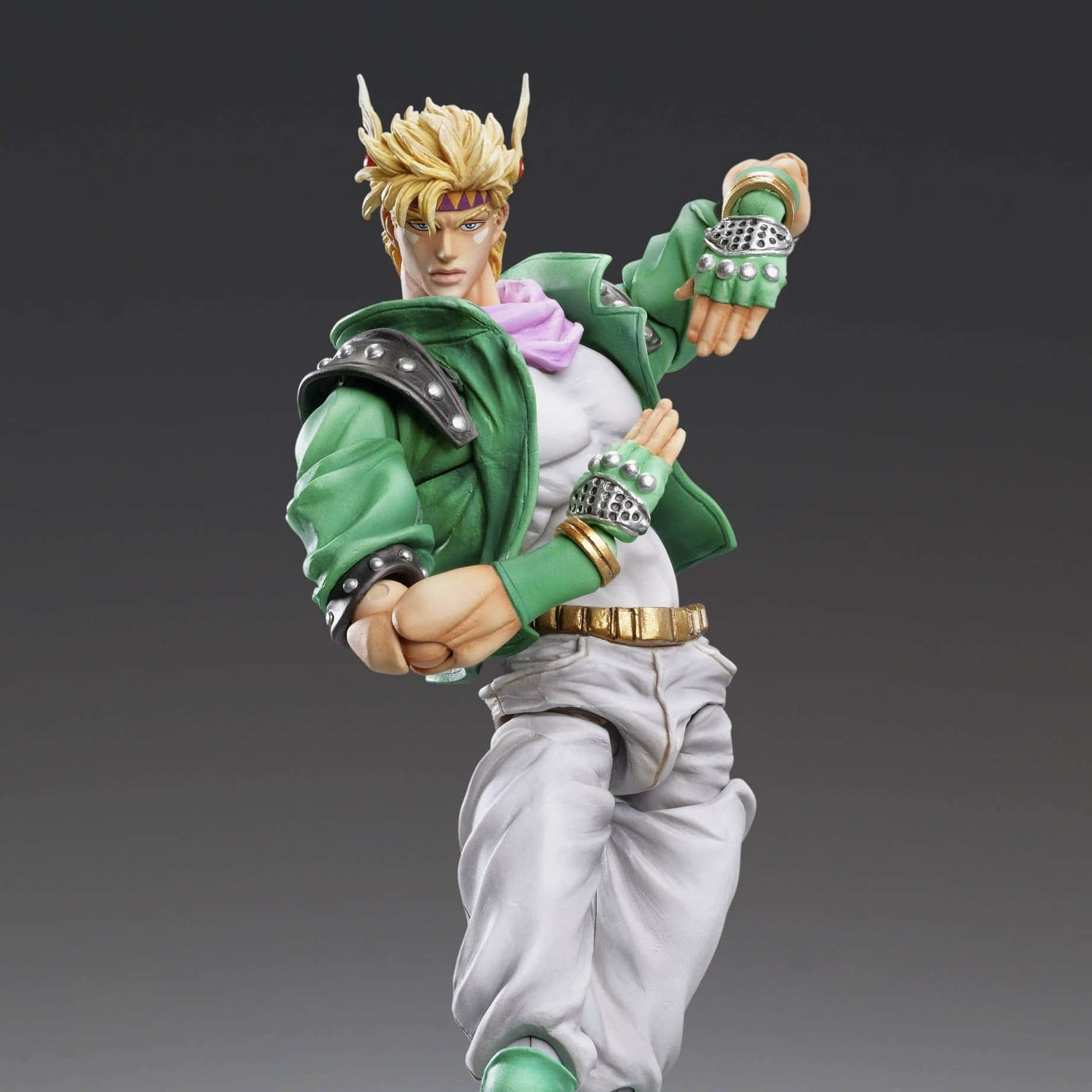 Caesar Anthonio Zeppeli 桌布 壁紙 — 一個動態動漫人偶，金髮戰士穿著綠色外套和白色褲子，在深灰色背景前擺出強力姿勢。