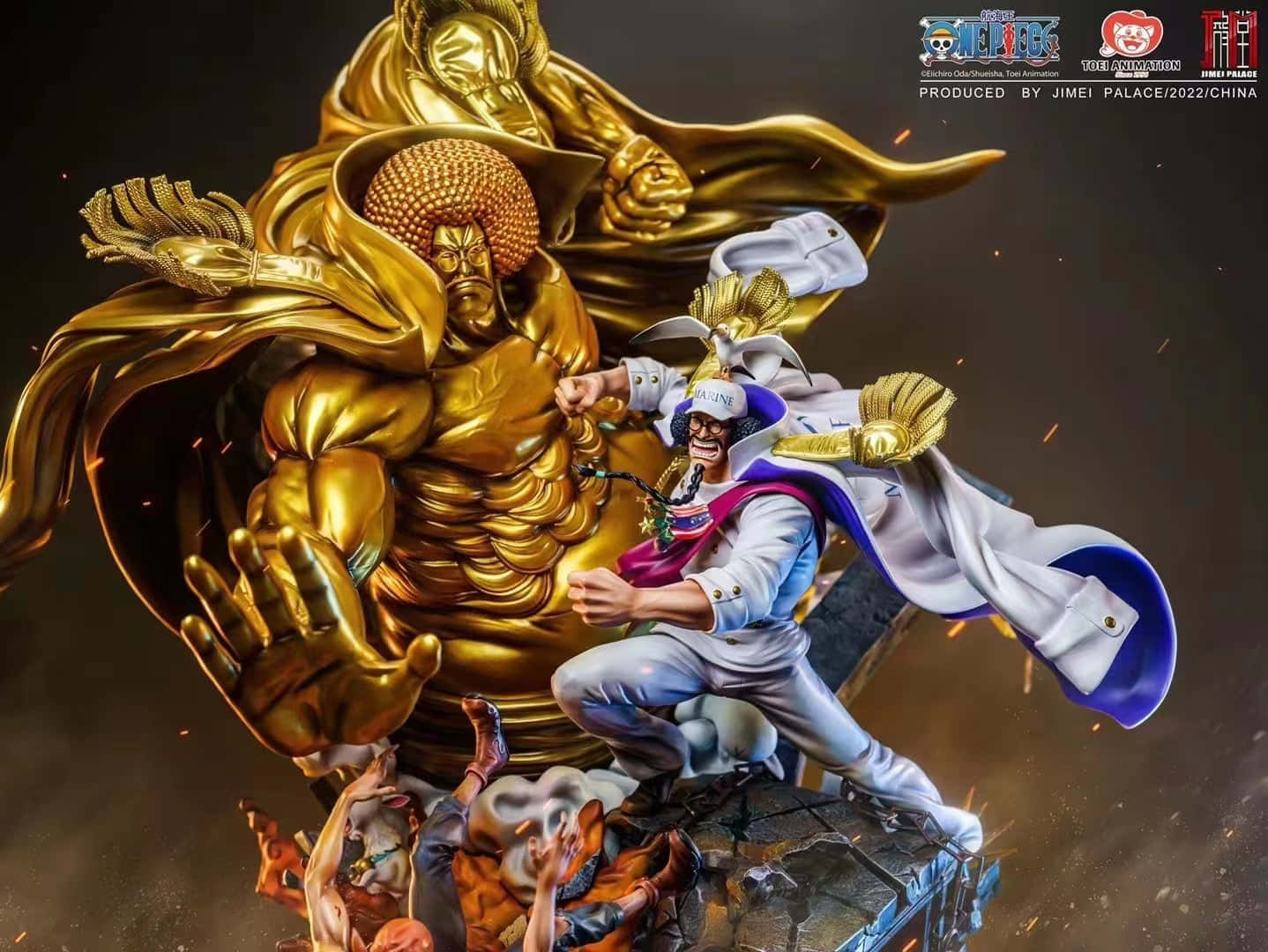 Sengoku 桌布 壁紙 — 一個動態動漫雕像描繪了一個肌肉發達的金色巨人與一個穿著白色外套和藍色帽子的蹲伏海盜戰鬥。