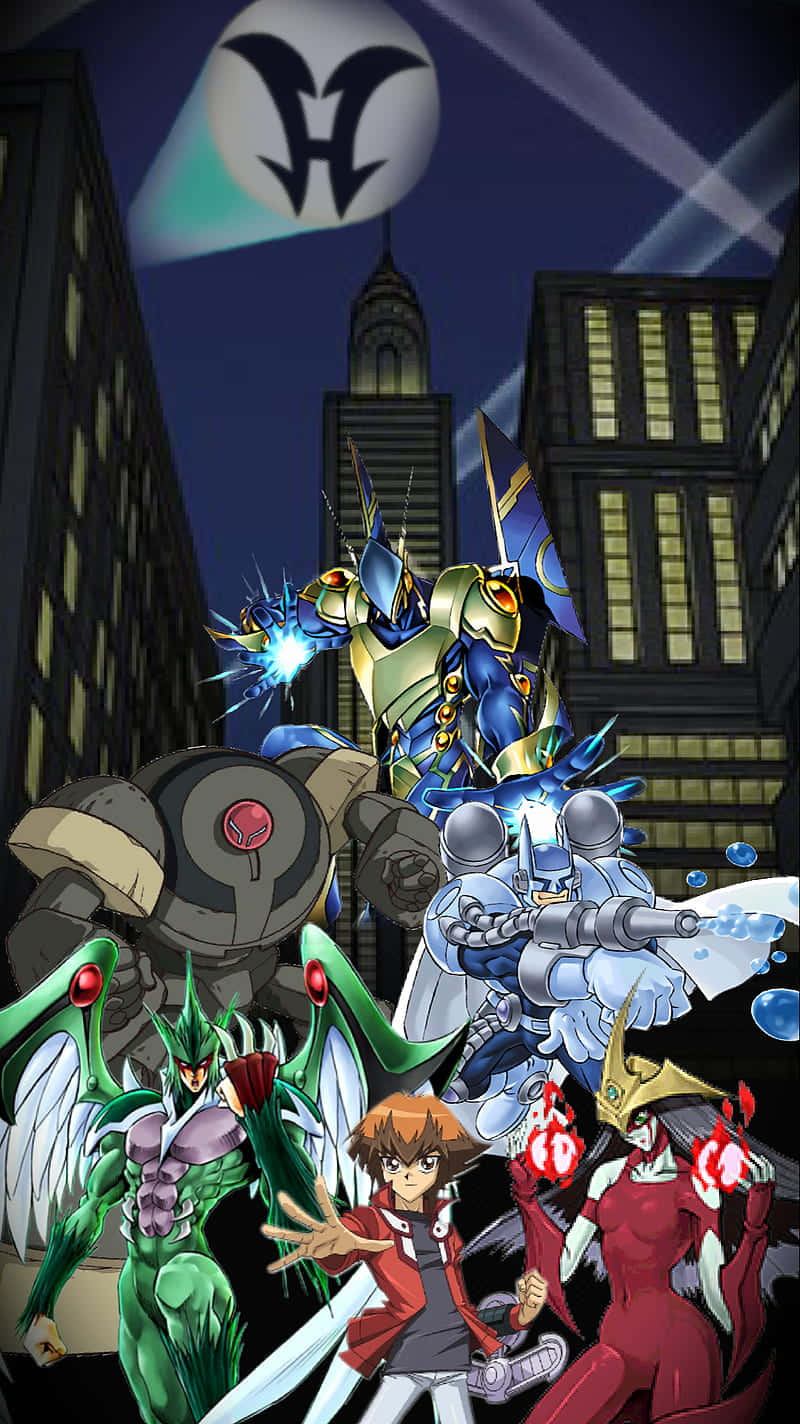 Yugioh Elemental Hero 桌布 壁紙 — 一個動態的夜間動漫場景，巨型機械人和怪物角色在發光的月亮下的城市景觀中戰鬥。